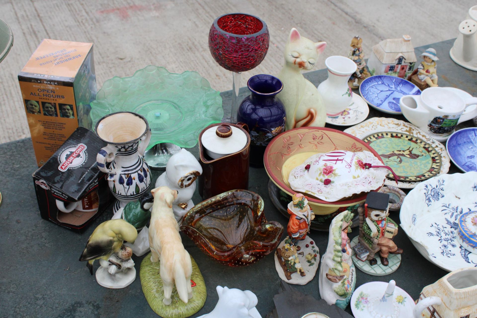 AN ASSORTMENT OF HOUSEHOLD ITEMS TO INCLUDE CERAMIC FIGURES, VASES AND AN OPEN ALL HOURS BOX SET ETC - Image 2 of 5