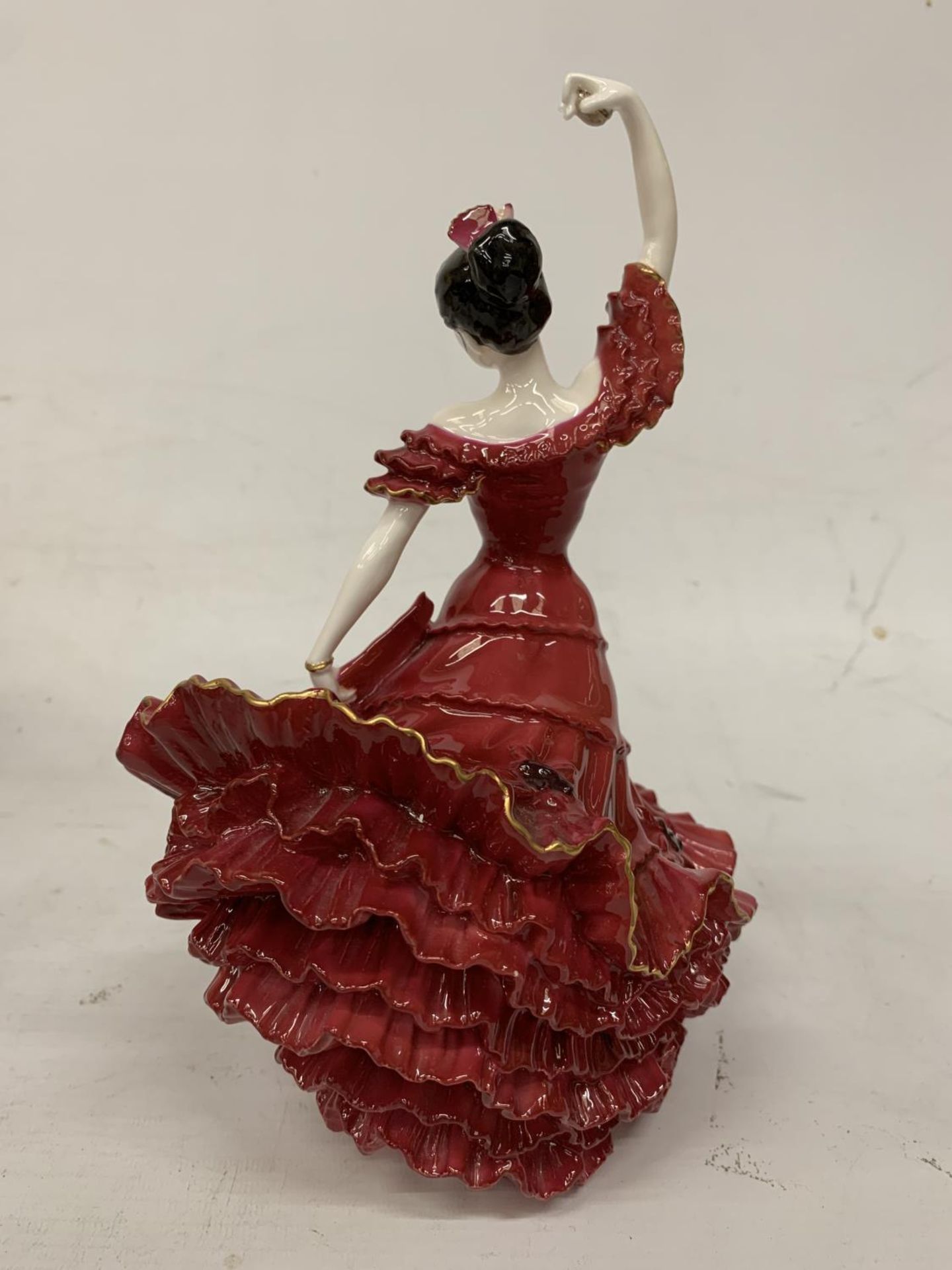 A COALPORT FIGURINE "FLAMENCO" FROM THE COLLECTION A PASSION FOR DANCE ISSUED IN A LIMITED EDITION - Bild 3 aus 5