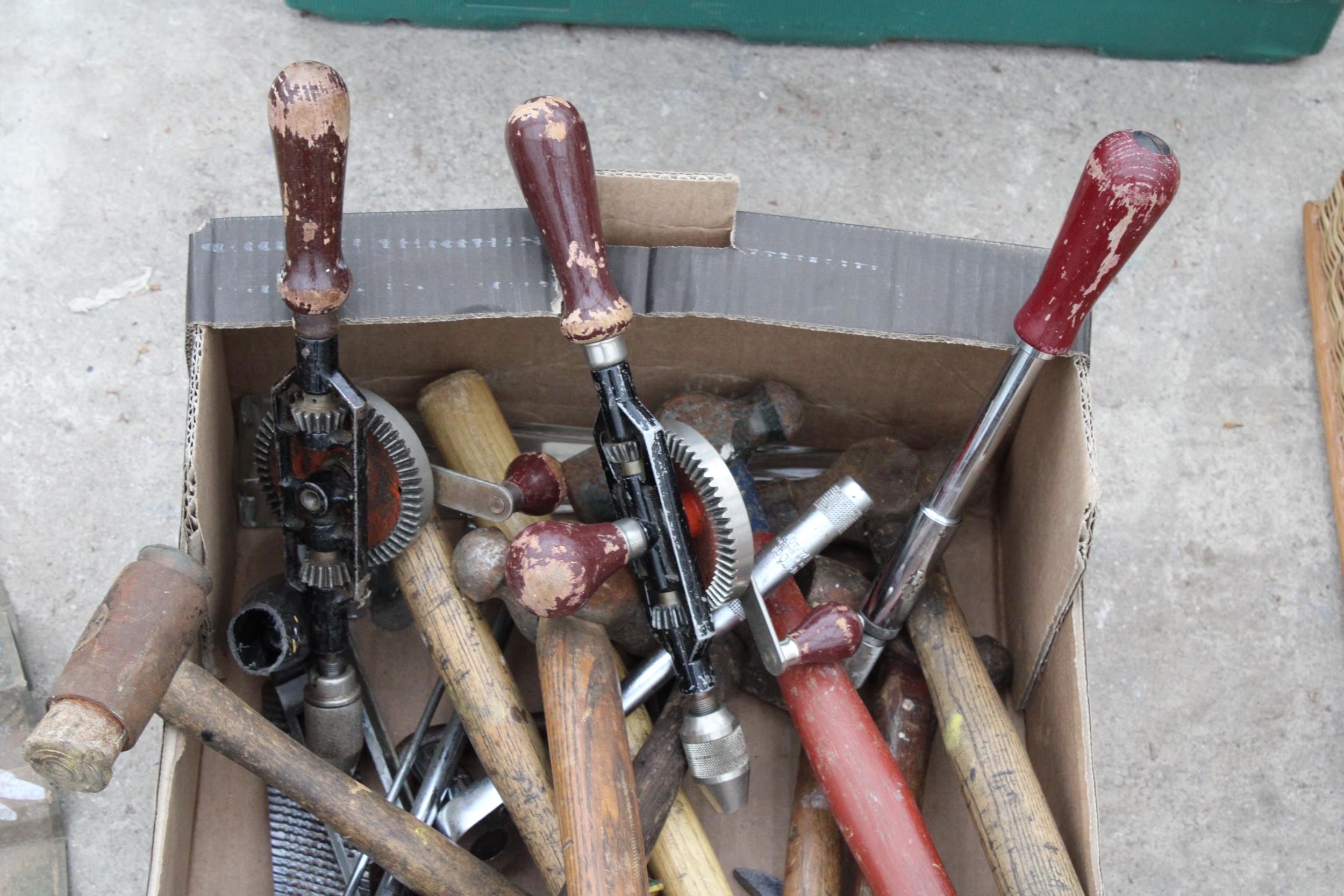 AN ASSORTMENT OF VINTAGE HAND TOOLS TO INCLUDE HAMMERS AND BRACE DRILLS ETC - Image 3 of 3