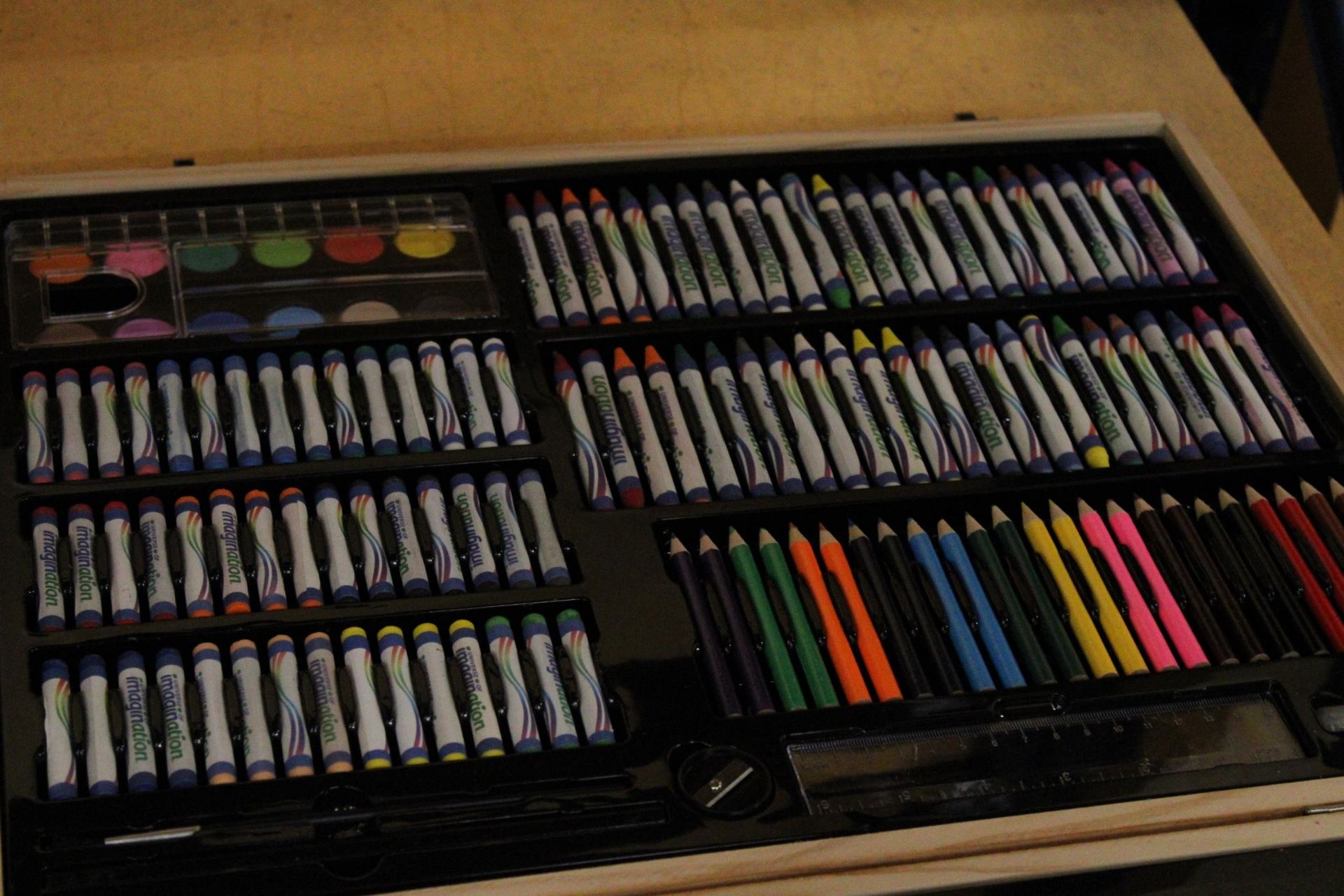 A COMPLETE DOUBLE SIDED ART SET TO INCLUDE PAINTS, CRAYONS, PASTELS FELT-TIPS AND PENCILS - Image 2 of 5