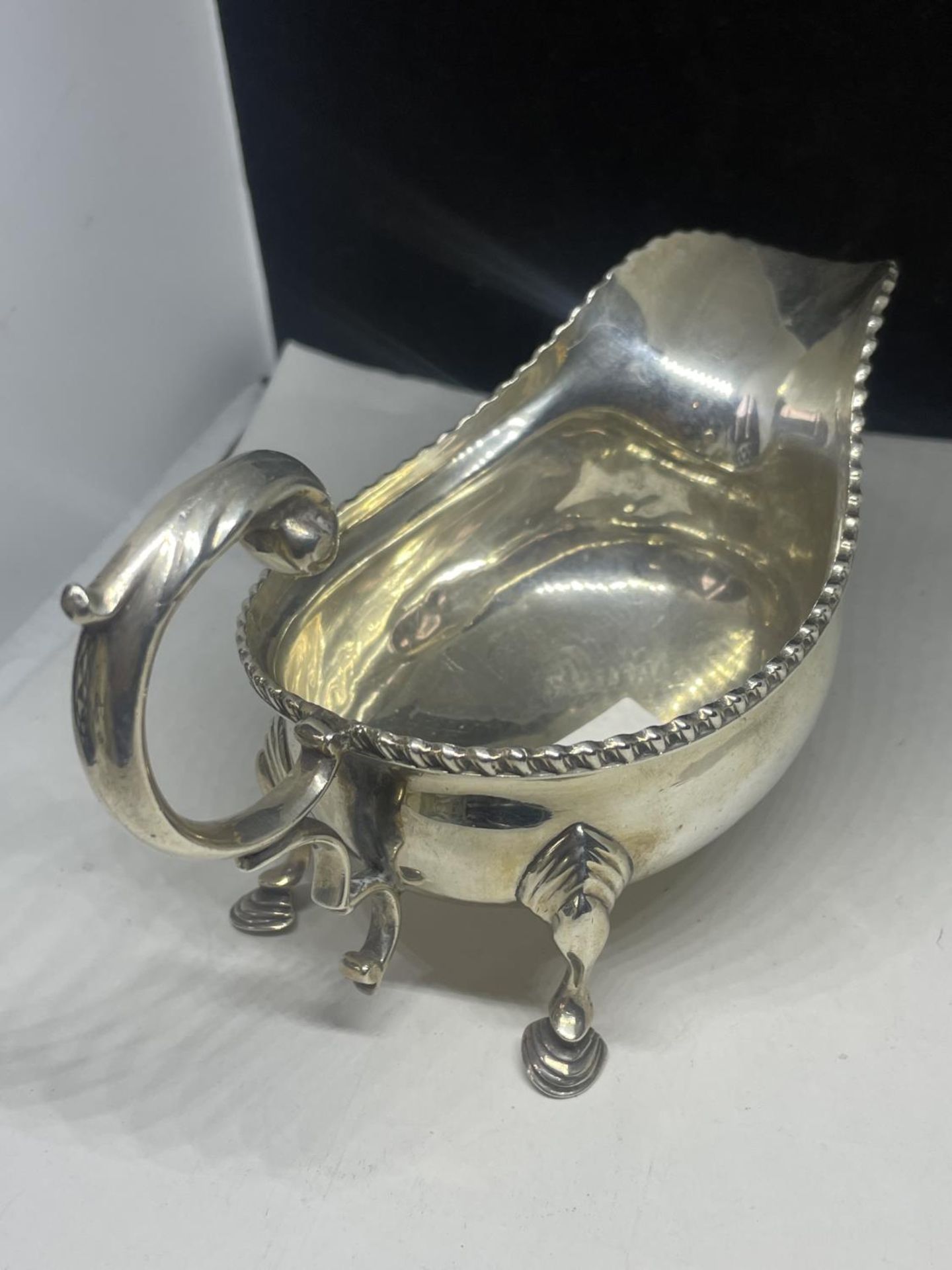 A BOODLE AND DUNTHORNE HALLMARKED CHESTER SILVER SAUCE BOAT GROSS WEIGHT 146.8 GRAMS - Image 3 of 4