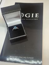 A 9 CARAT WHITE GOLD RING WITH A LARGE RECTANGULAR BLUE TOPAZ AND A DIAMOND EACH SIDE (EMERALD