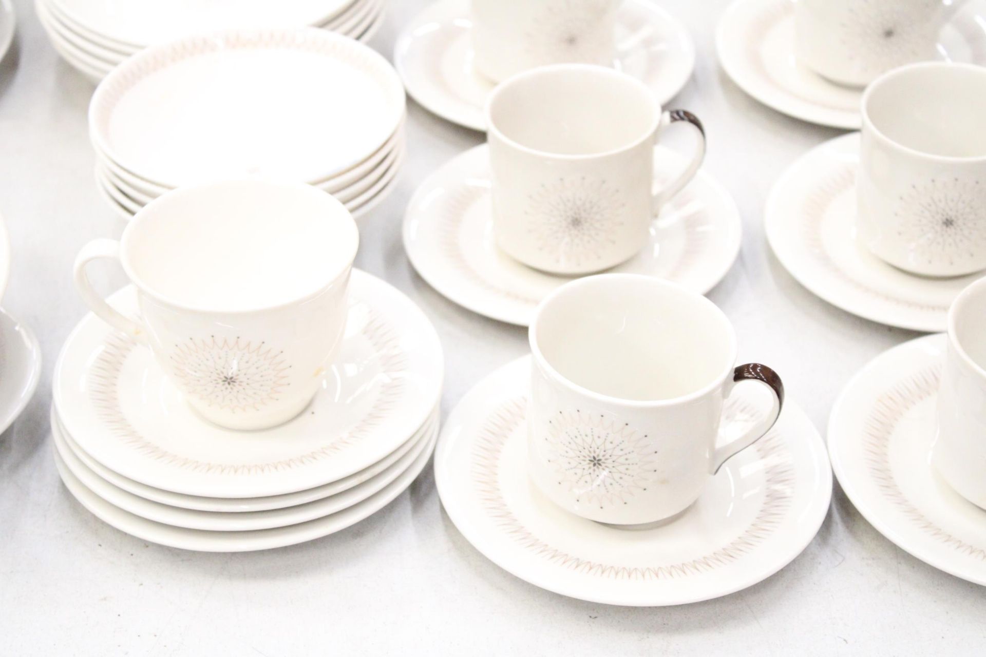 A LARGE ROYAL DOULTON "MORNING STAR" DINNER SERVICE TO INCLUDE CUPS, SAUCERS, PLATES, TEA POT, JUG - Image 3 of 6