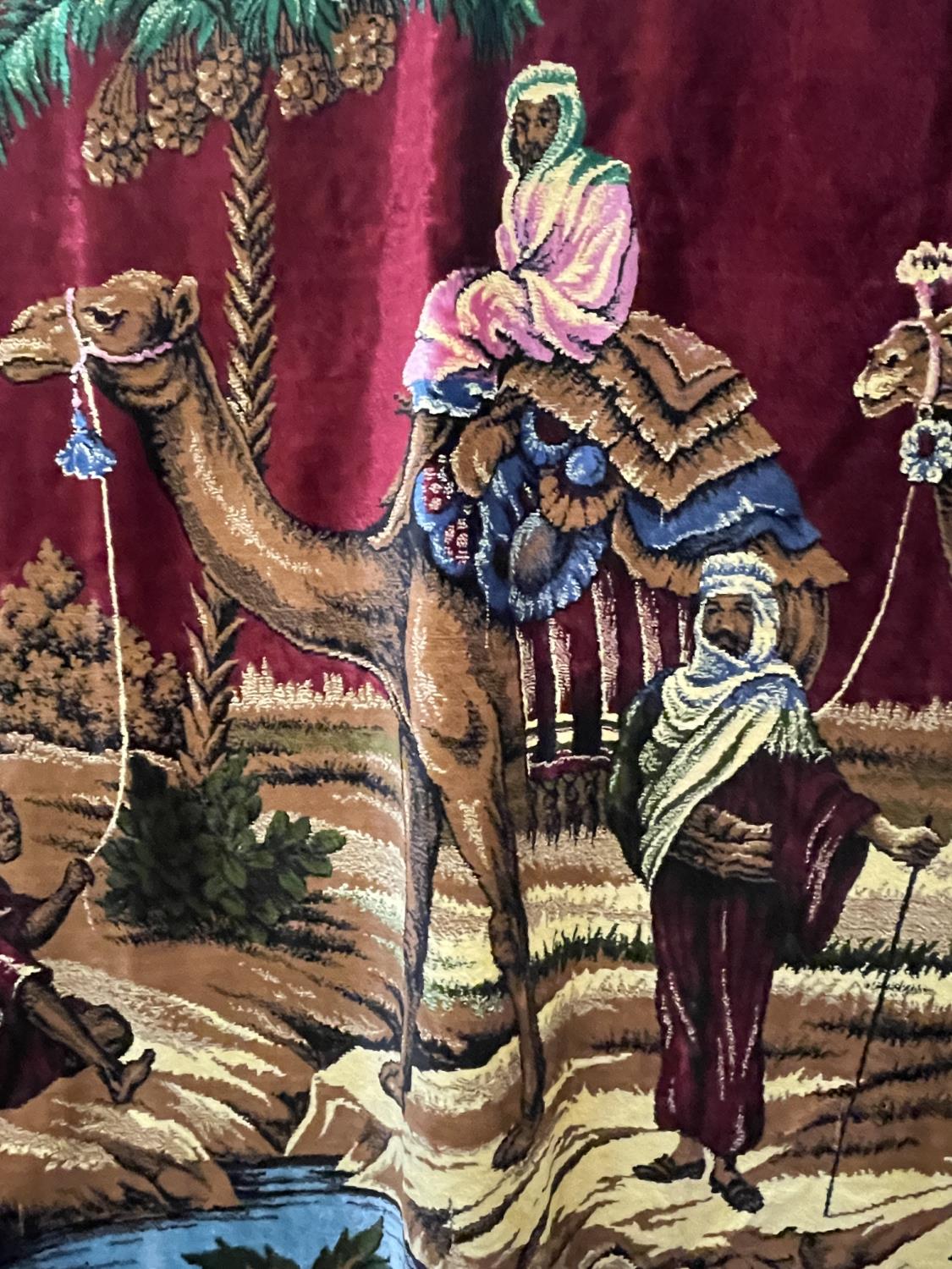 A LARGE HANDWOVEN ANTIQUE WALL TAPESTRY RUG/THROW OF AN ARABIAN SCENE 72" X 46" - Image 6 of 10