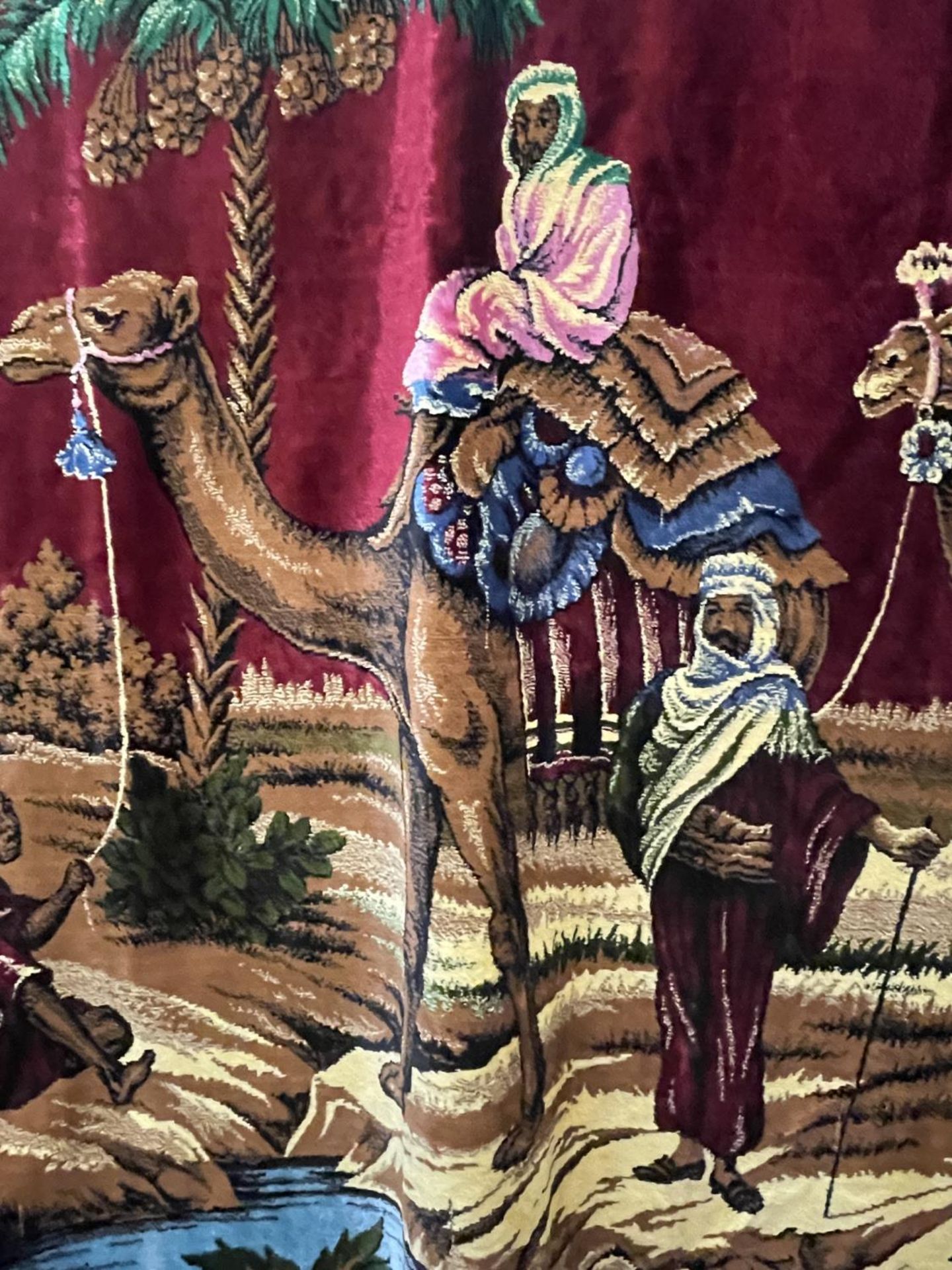 A LARGE HANDWOVEN ANTIQUE WALL TAPESTRY RUG/THROW OF AN ARABIAN SCENE 72" X 46" - Bild 6 aus 10