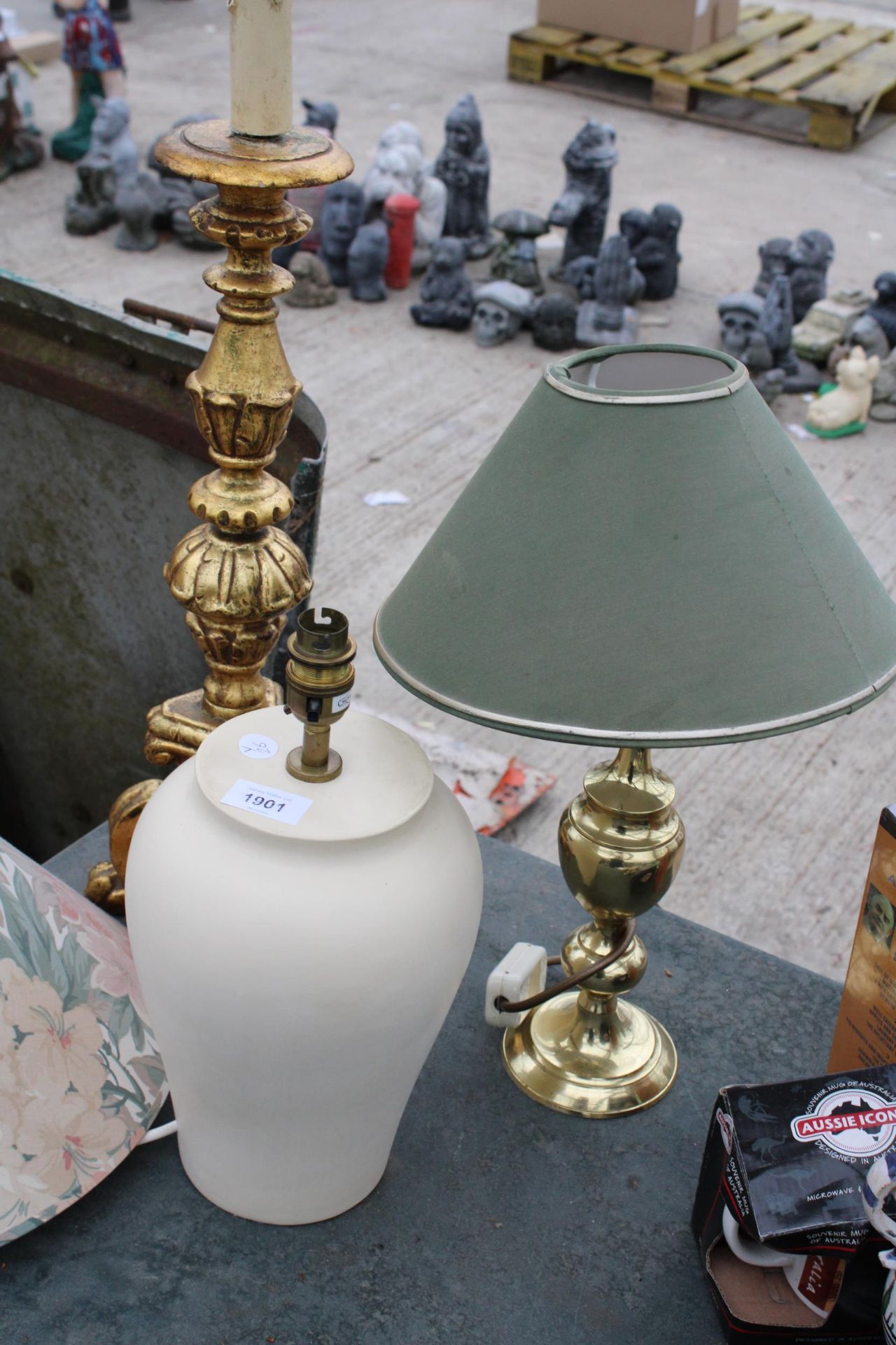 THREE VARIOUS TABLE LAMPS TO INCLUDE A BRASS EXAMPLE - Image 2 of 2