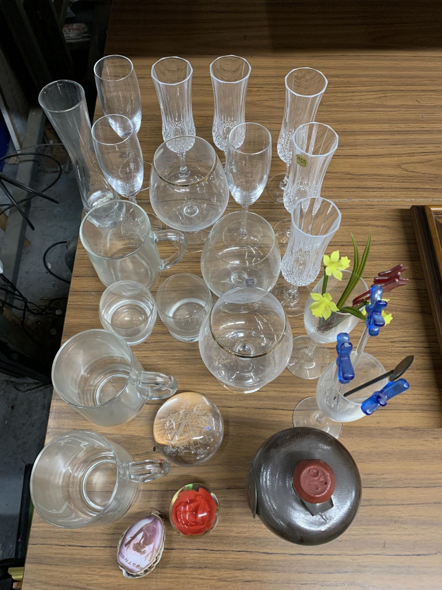 A QUANTITY OF GLASSES TO INCLUDE CHAMPAGNE FLUTES, BRANDY BALLOONS, TANKARDS, PAPERWEIGHTS AND A - Image 2 of 3