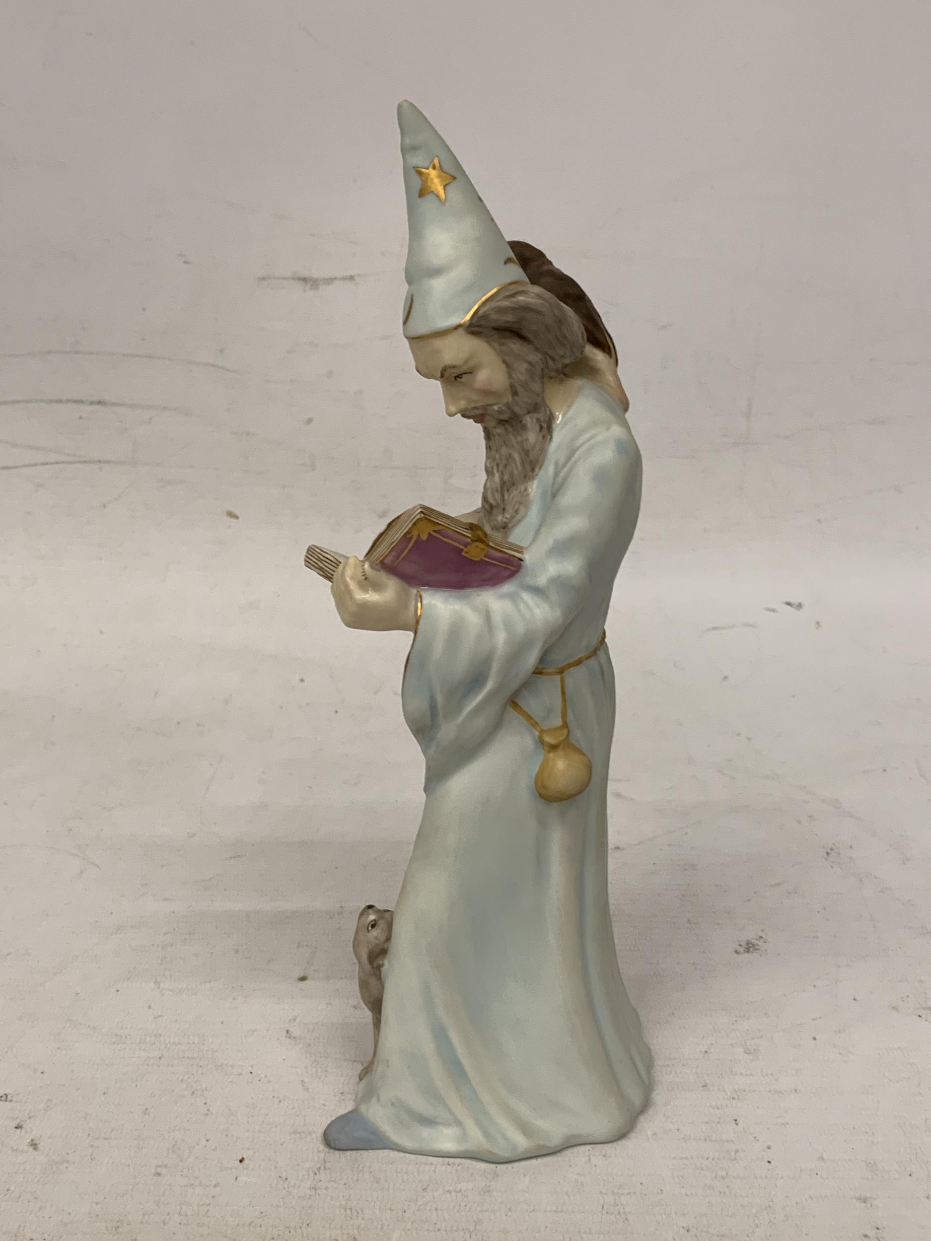 A ROYAL DOULTON FIGURE "THE WIZARD" HN 4069 LIMITED EDITION SIGNED IN GOLD - Image 4 of 5