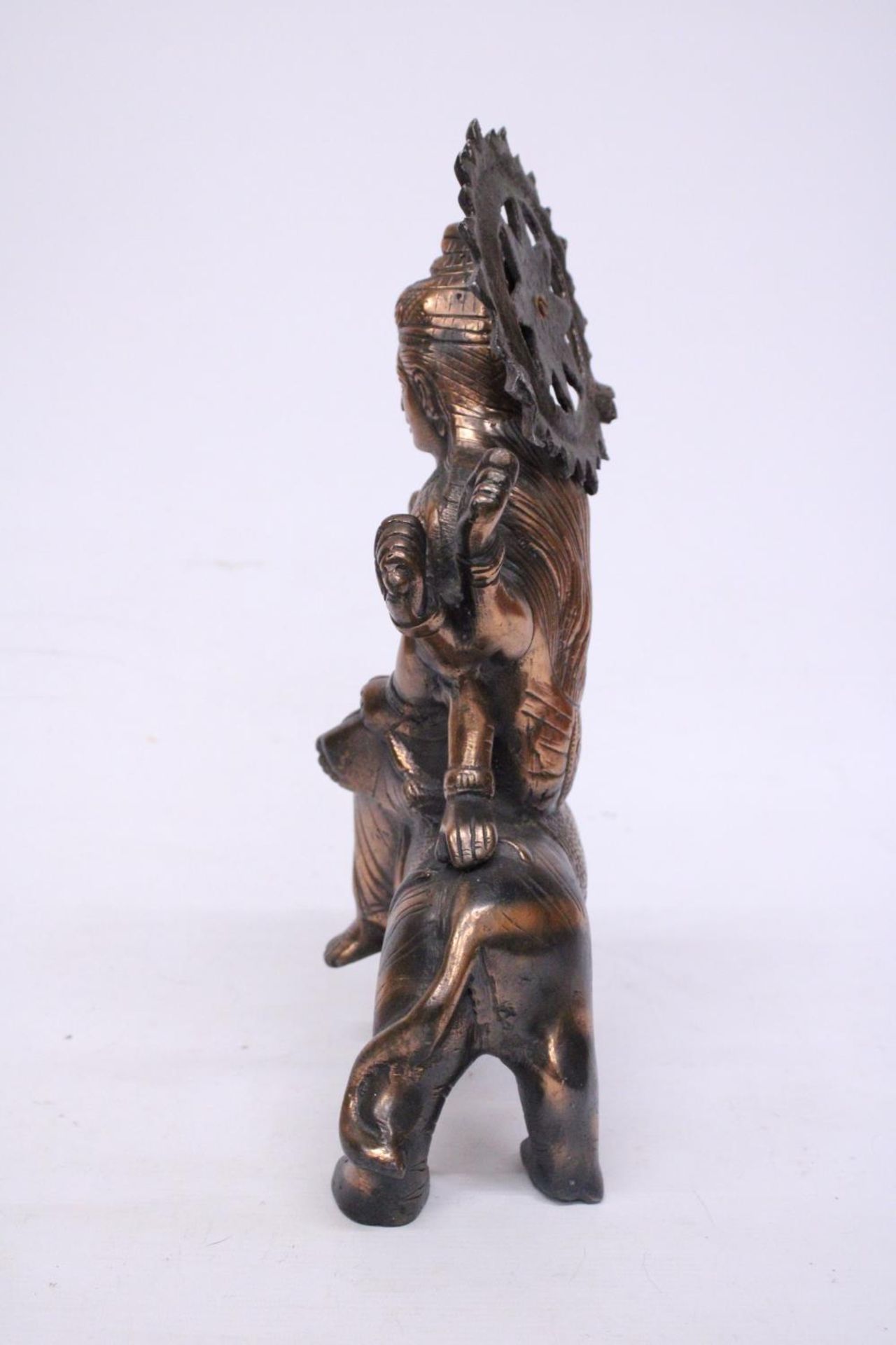 A BRONZE EXOTIC INDIAN MOTHER GODDESS ON A TIGER'S BACK, HEIGHT 38CM, LENGTH 28CM - Bild 4 aus 5
