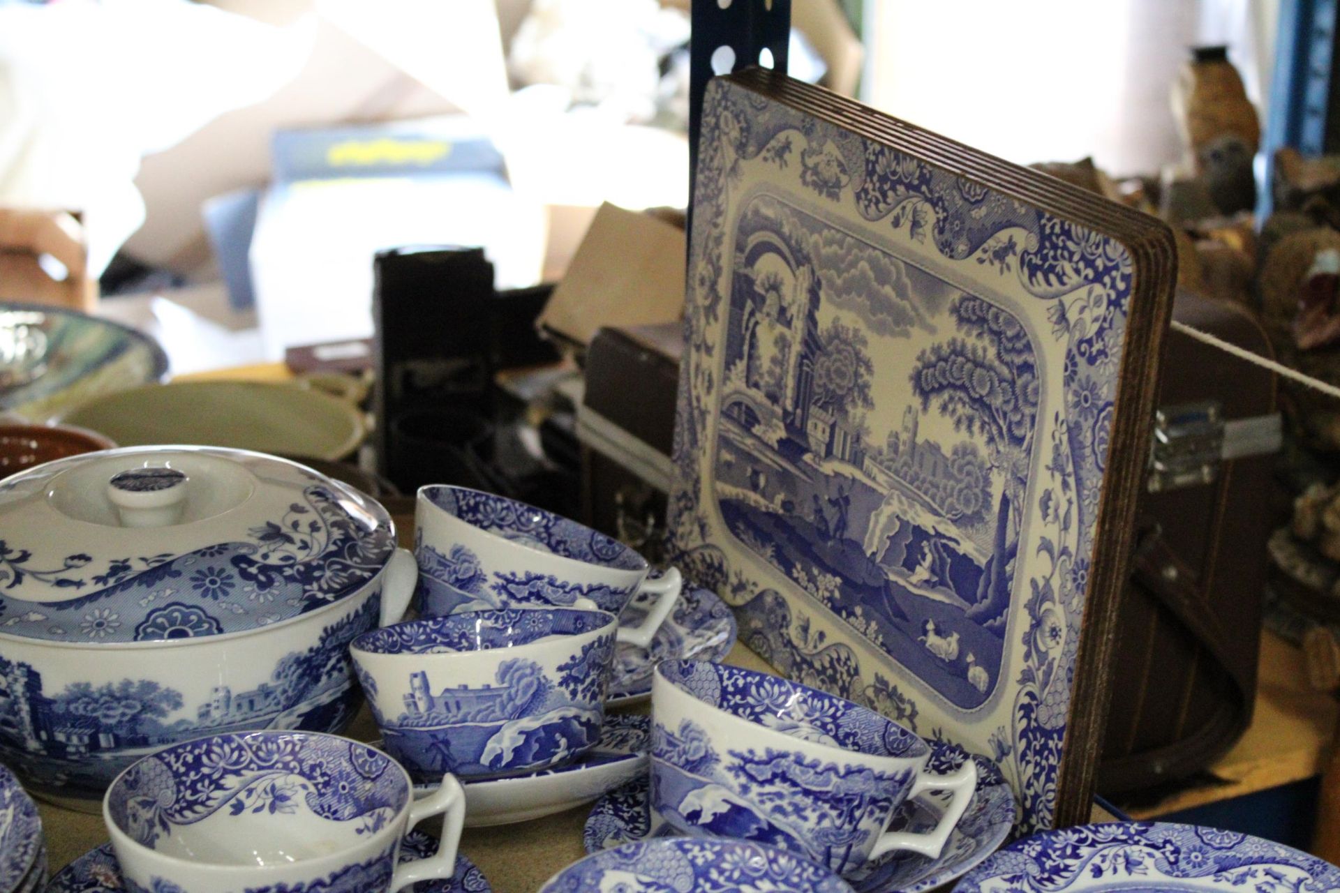 A LARGE COLLECTION OF SPODE BLUE ITALIAN WARE TO INCLUDE LIDDED BOWLS, KETTLE, SUGAR BOWL AND - Image 2 of 7