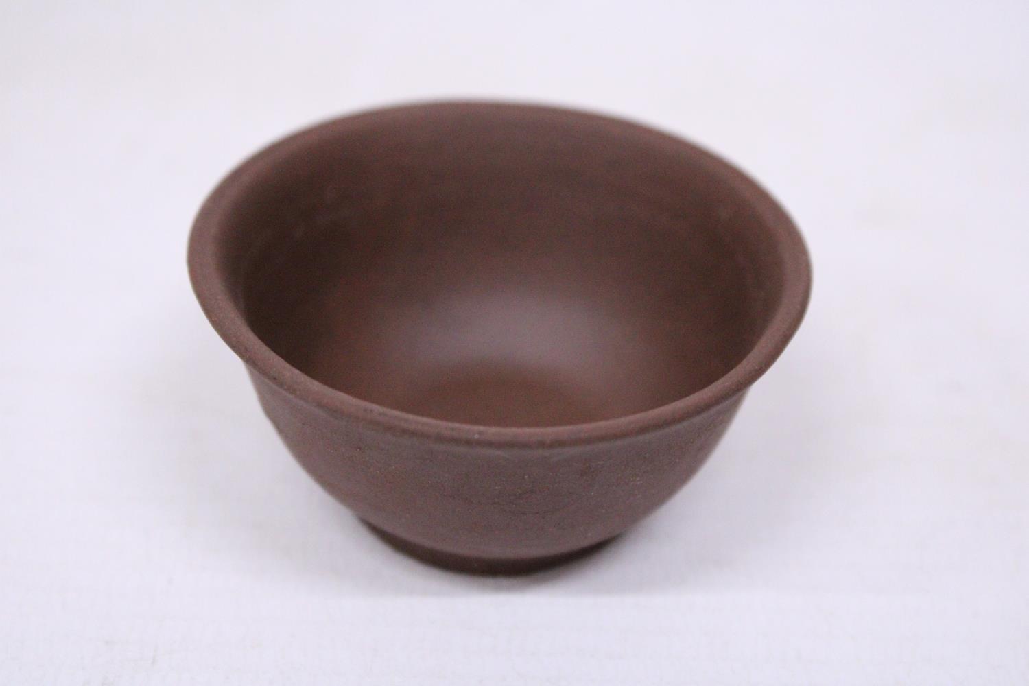 A SET OF THREE CHINESE YIXING STYLE CLAY TEA BOWLS, DIAMETER 6CM - Image 3 of 5