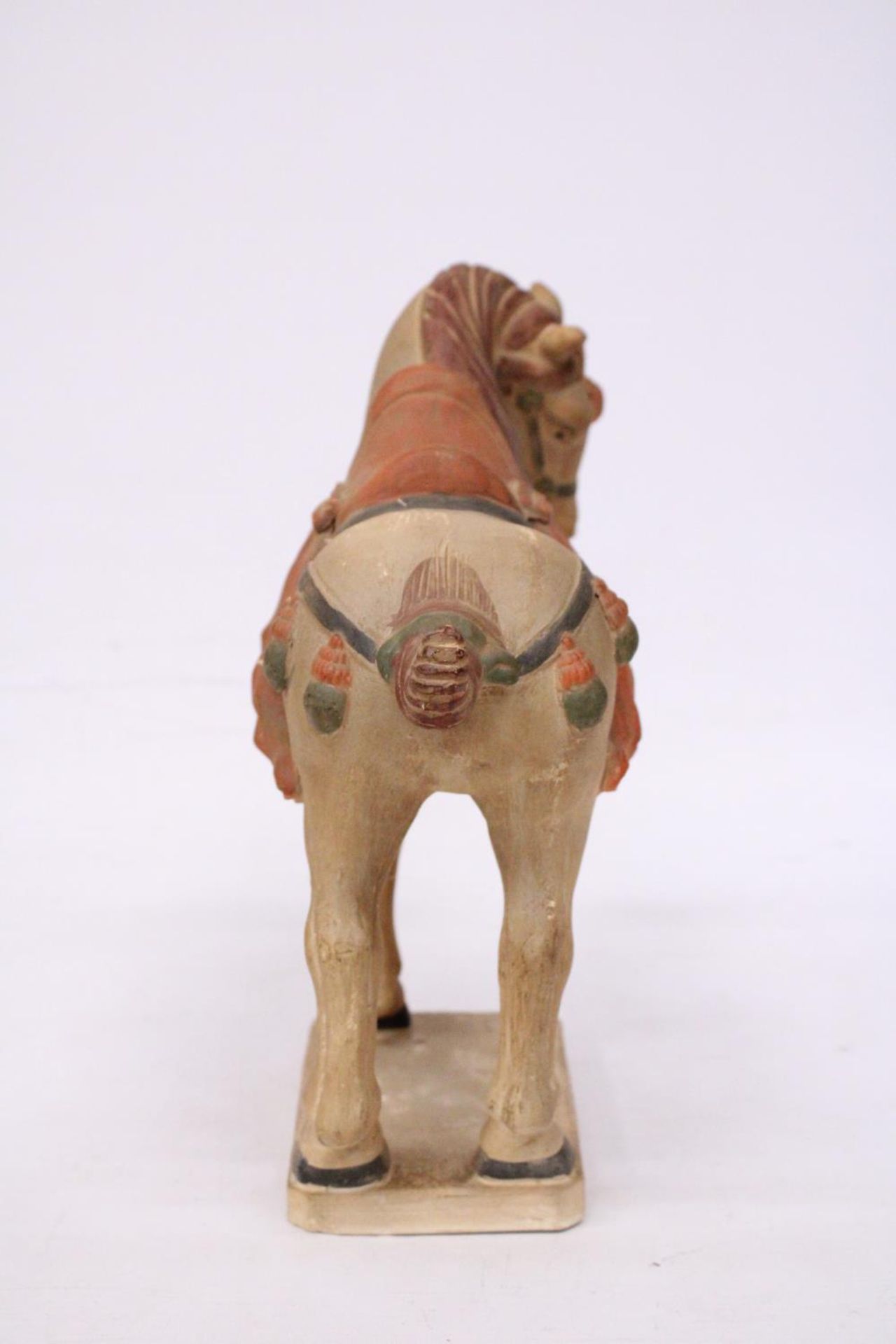 A CHINESE HORSE IN THE STYLE OF A TANG DYNASTY WARRIOR HORSE - 30 CM INCLUDE BASE - Image 4 of 5