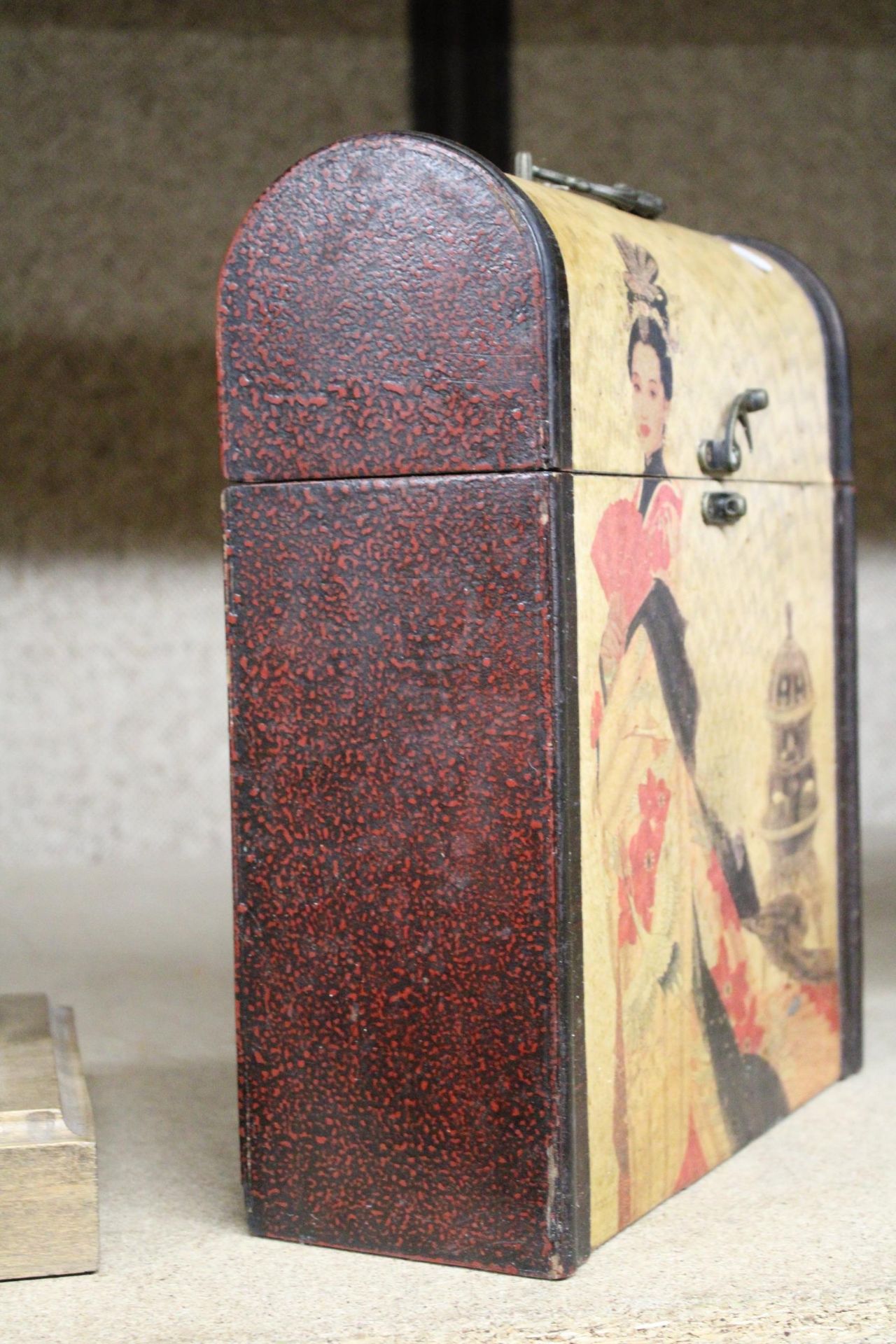 A THREE BOTTLE BOX WITH AN ORIENTAL DESIGN - Image 2 of 4
