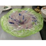 AN ART GLASS MURANO STYLE FLARED GLASS FOOTED BOWL