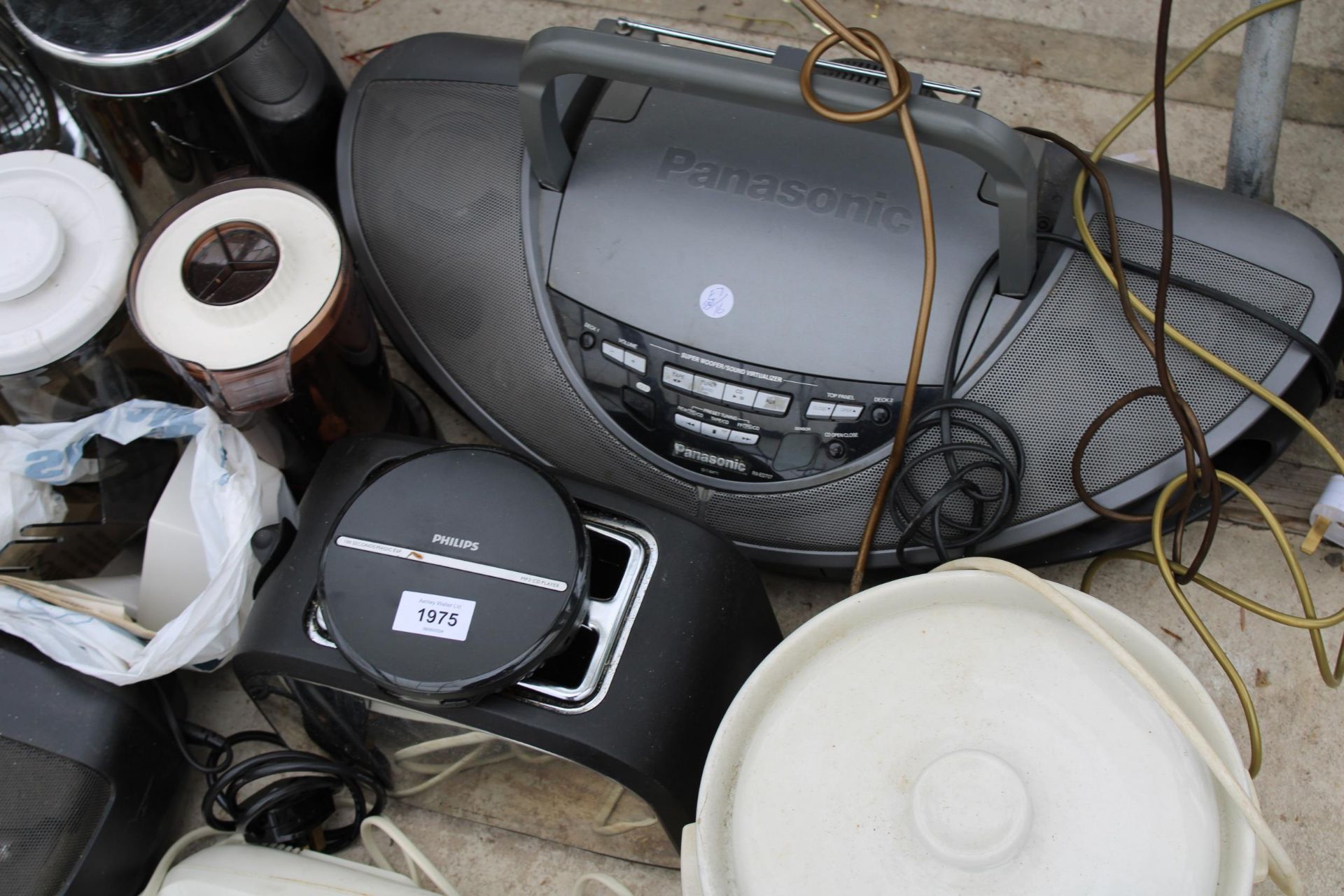 A LARGE ASSORTMENT OF ELECTRICALS TO INCLUDE RADIOS, FANS AND A MICROWAVE ETC - Image 5 of 5