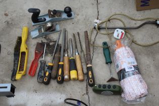 AN ASSORTMENT OF HAND TOOLS TO INCLUDE CHISELS AND WOOD PLANES ETC