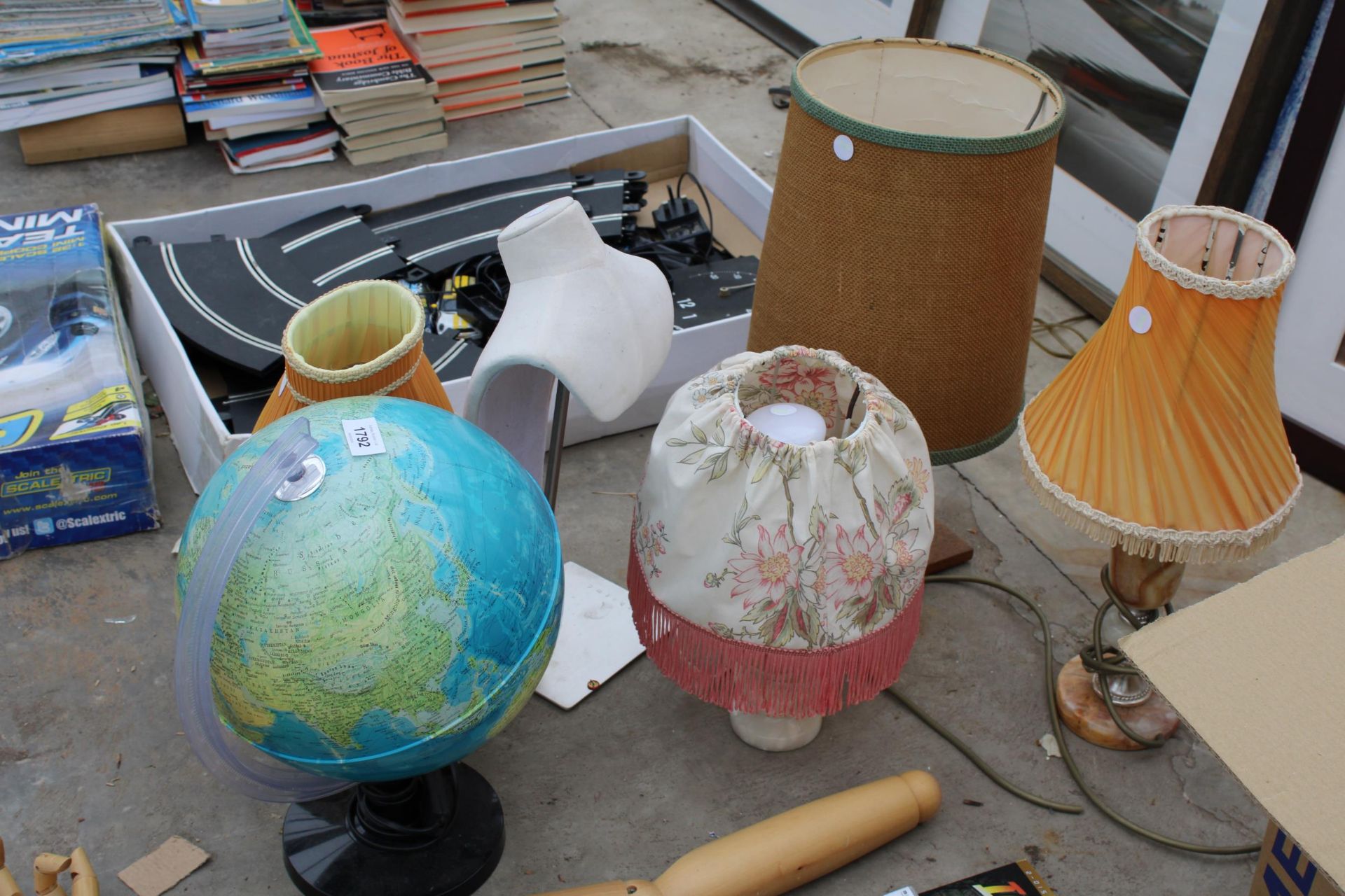 AN ASSORTMENT OF TABLE LAMPS AND A GLOBE - Image 2 of 3