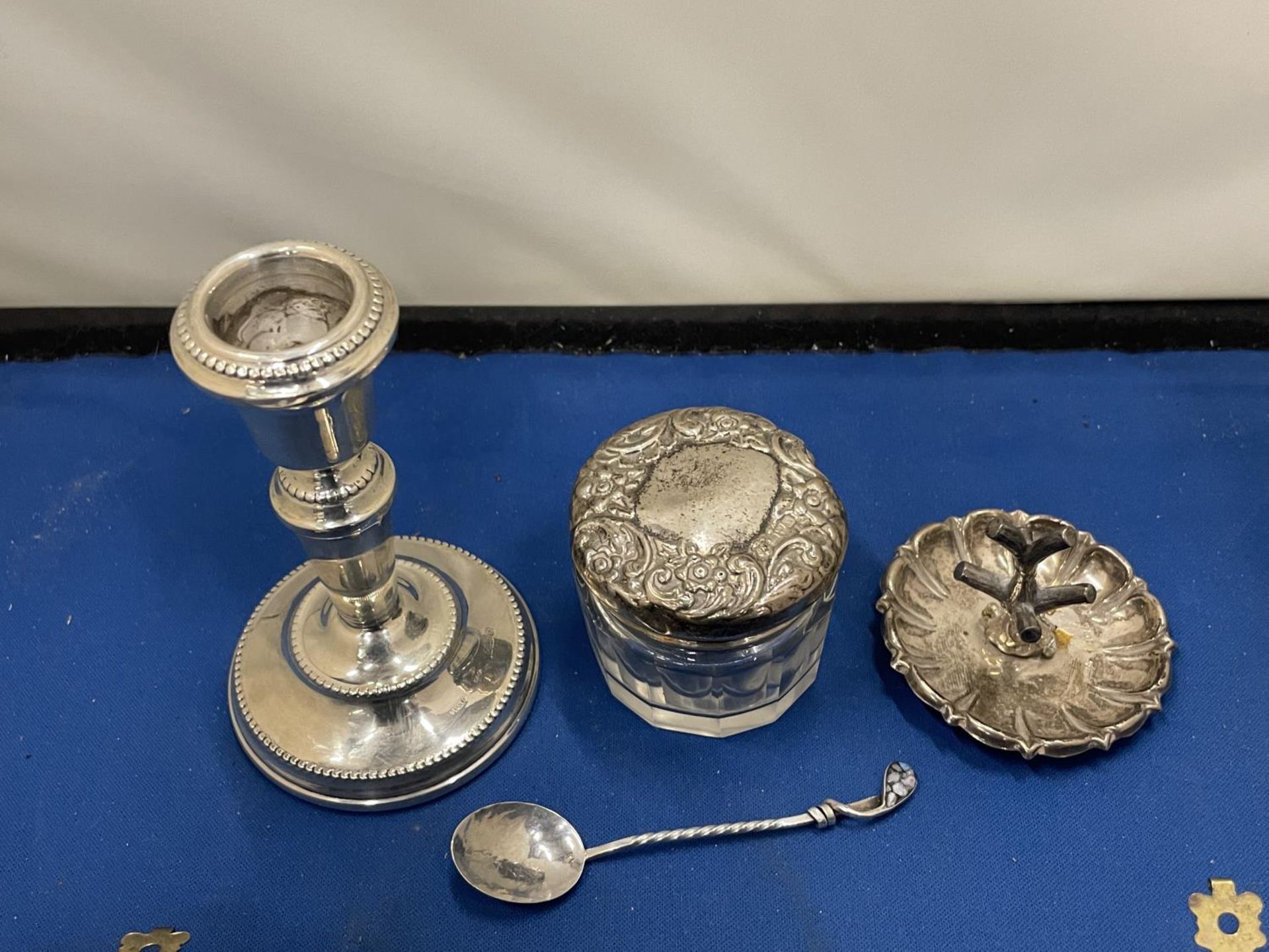 FIVE HALLMARKED SILVER ITEMS TO INCLUDE A BIRMINGHAM HALLMARKED RING TREE (A/F), A BIRMINGHAM - Image 4 of 6