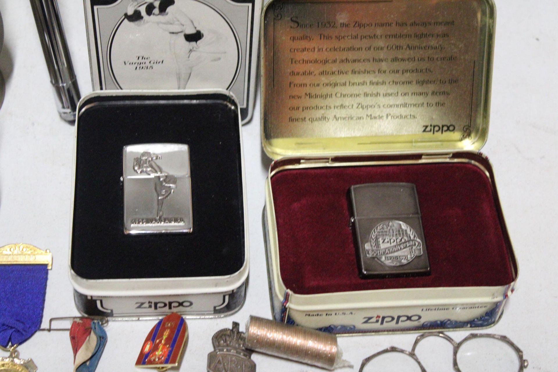 A MIXED LOT TO INCLUDE TWO BOXED ZIPPO LIGHTERS, BRASS TANKARDS, TRIPOD, SHELL CASE, BRASS PAN - Image 3 of 5