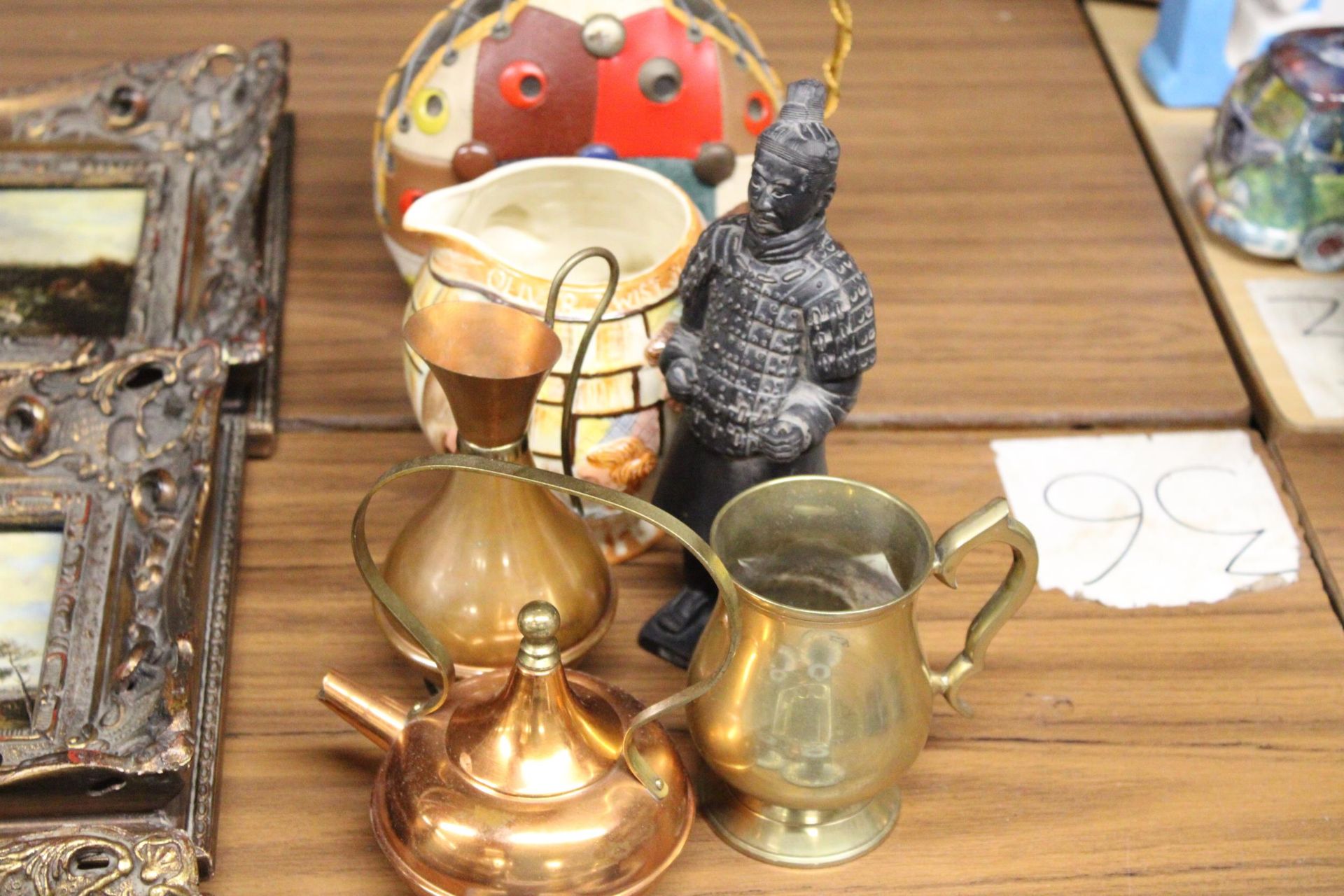 A MIXED LOT TO INCLUDE WEDGWOOD JASPERWARE CANDLESTICKS, COPPER AND BRASS, A WARRIOR FIGURE, WINE - Image 3 of 5