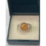 A MARKED SILVER AND AMBER RING SIZE Q/R