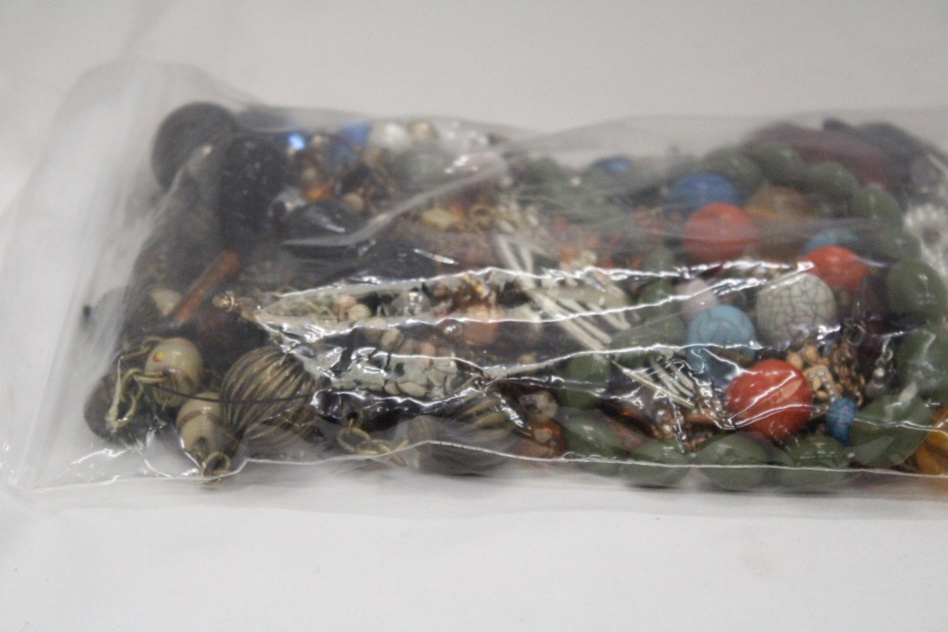 A BAG OF VINTAGE COSTUME JEWELLERY - Image 3 of 5