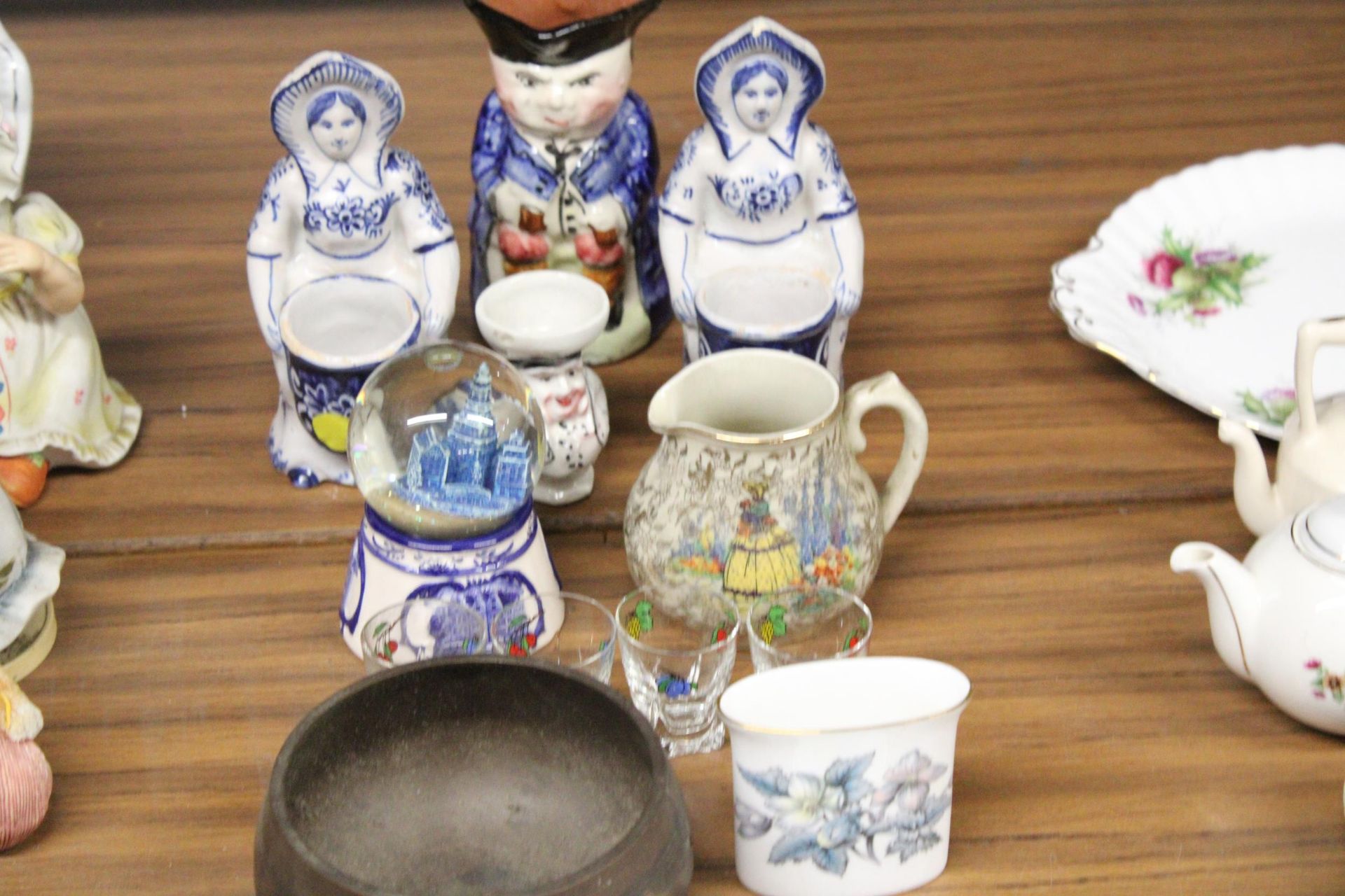 A QUANTITY OF VINTAGE CERAMICS TO INCLUDE A NEWHALL BOWL, A ROYAL WORCESTER PIN TRAY AND POT, A TOBY - Image 3 of 4