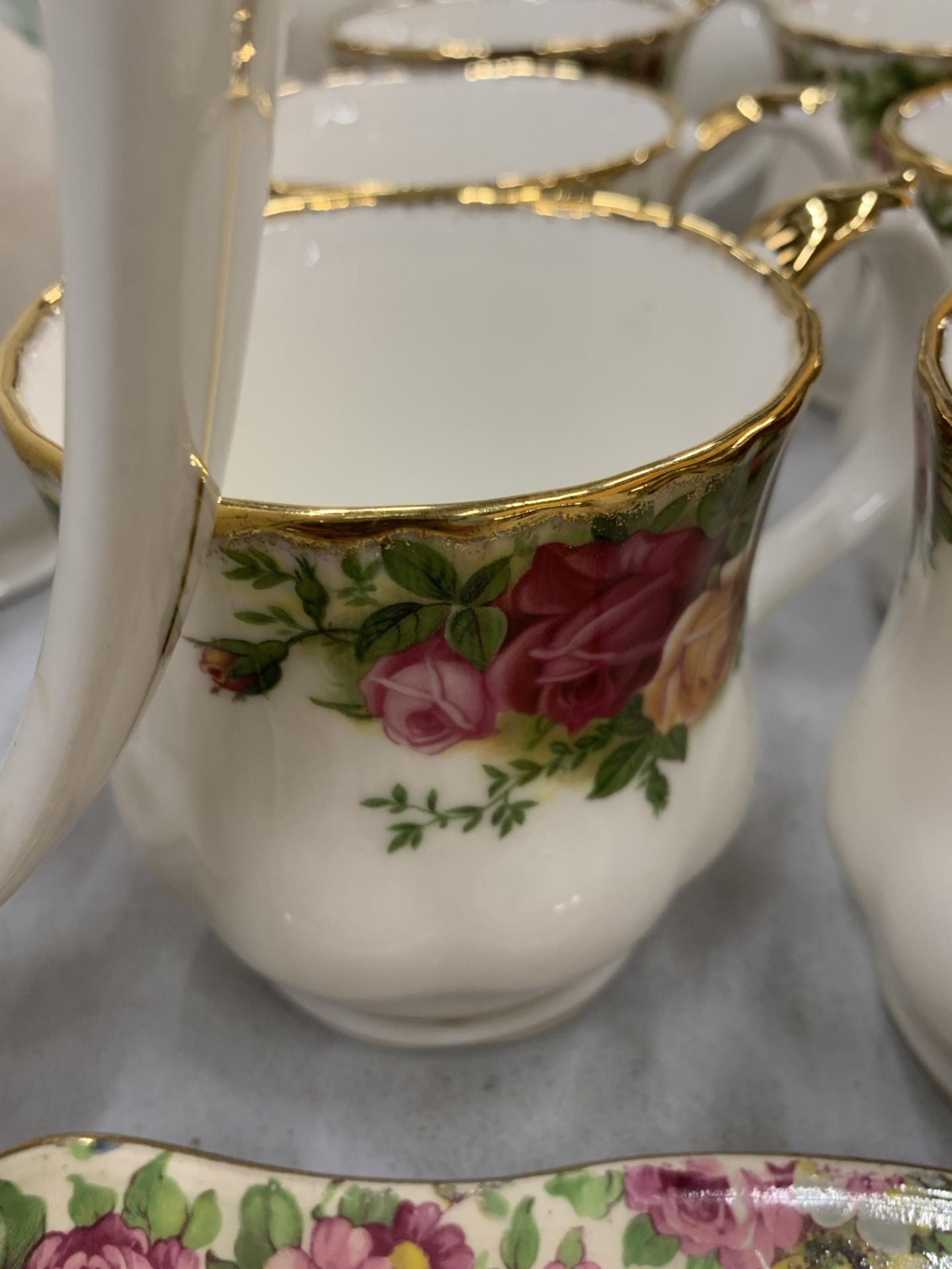A QUANTITY OF COLLECTABLE CERAMICS TO INCLUDE A ROYAL ALBERT OLD COUNTRY ROSES COFFEEPOT AND MUGS, - Image 2 of 7