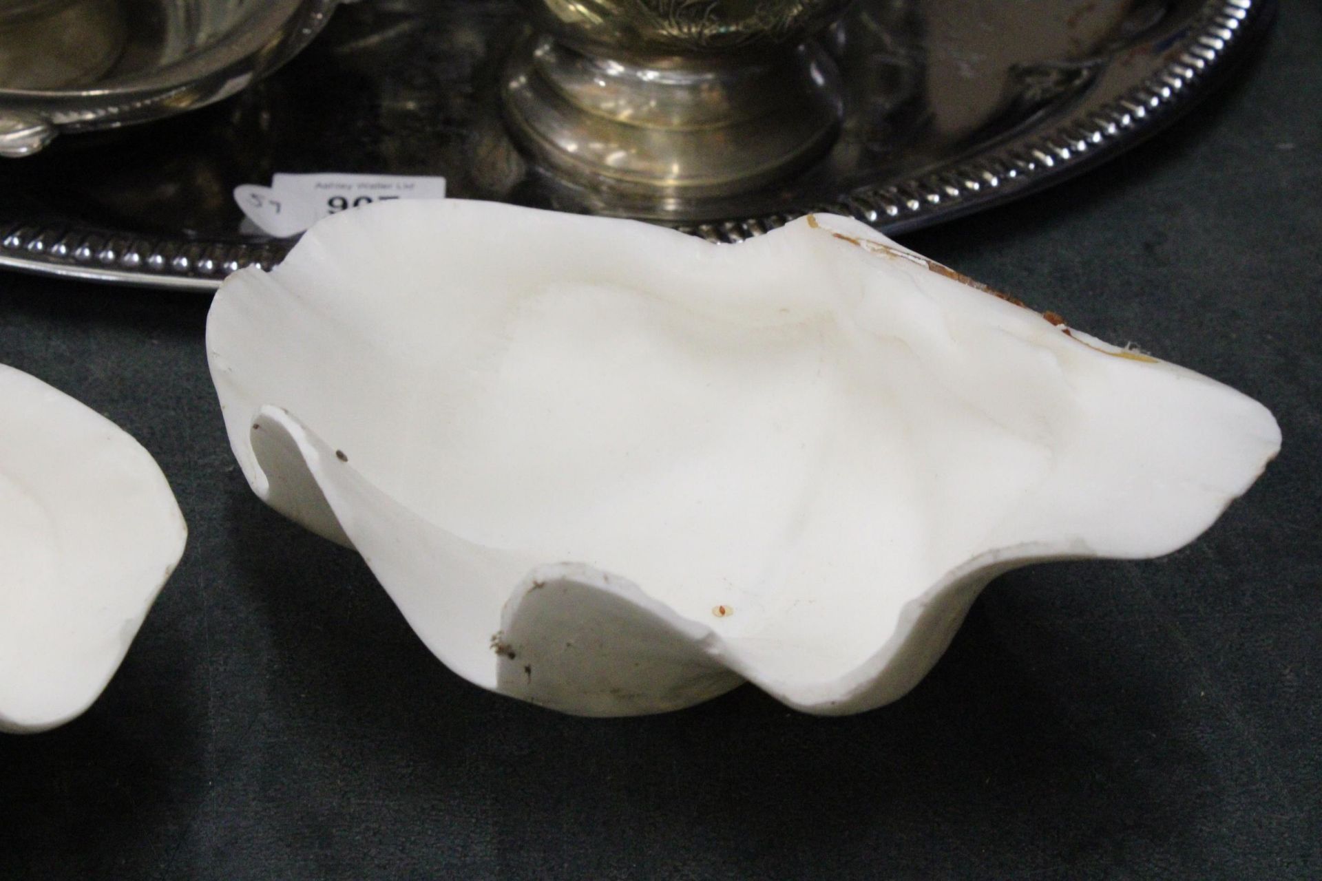 FOUR CERAMIC CLAM SHELL DISHES - Image 4 of 5