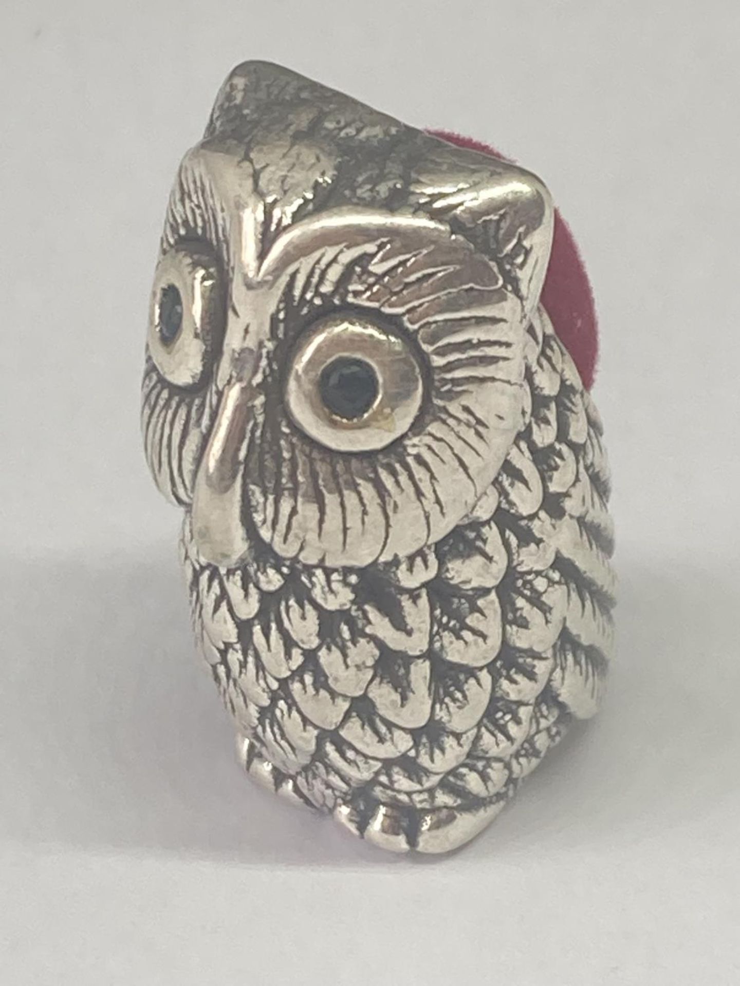 A MARKED SILVER PIN CUSHION IN THE FORM OF AN OWL - Image 2 of 8