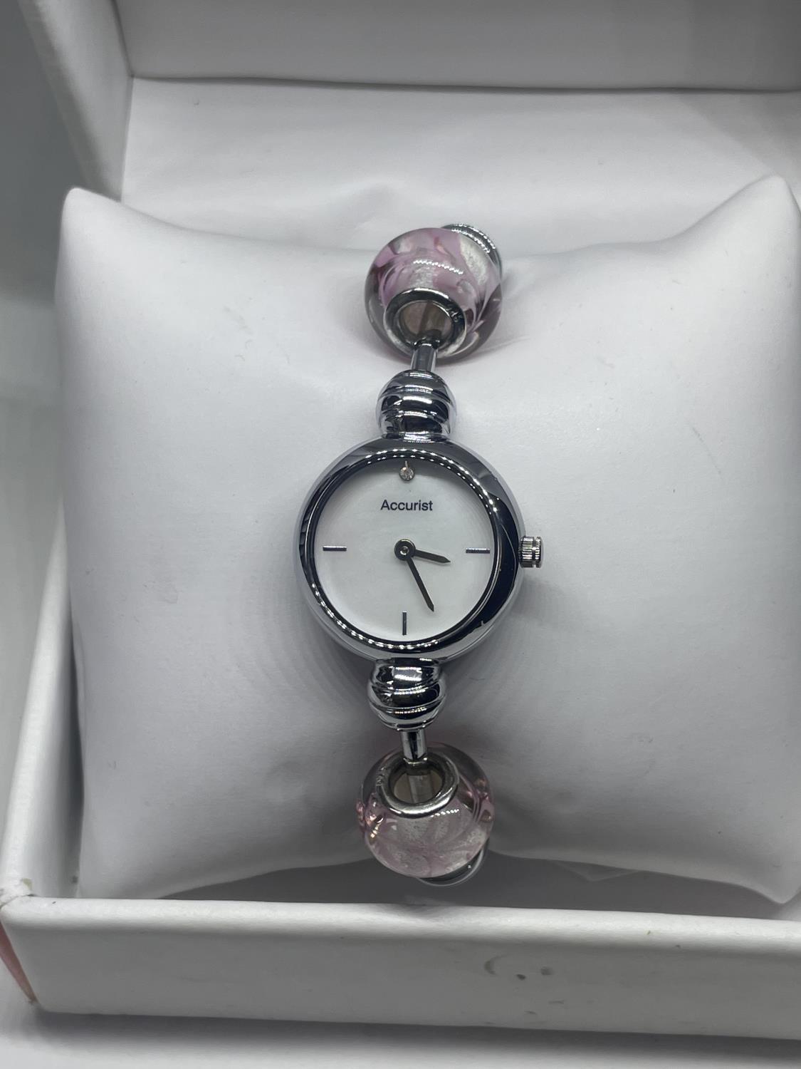 AN ACCURIST WRISTWATCH IN A PRESENTATION BOX