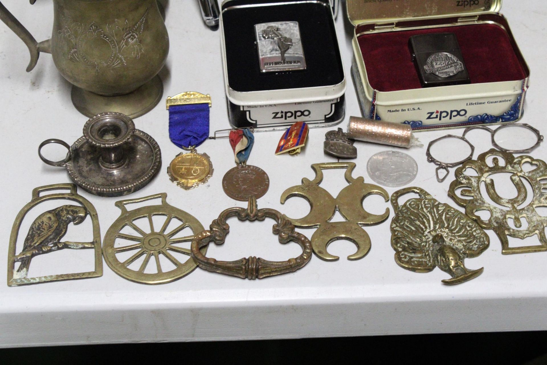 A MIXED LOT TO INCLUDE TWO BOXED ZIPPO LIGHTERS, BRASS TANKARDS, TRIPOD, SHELL CASE, BRASS PAN - Image 2 of 5