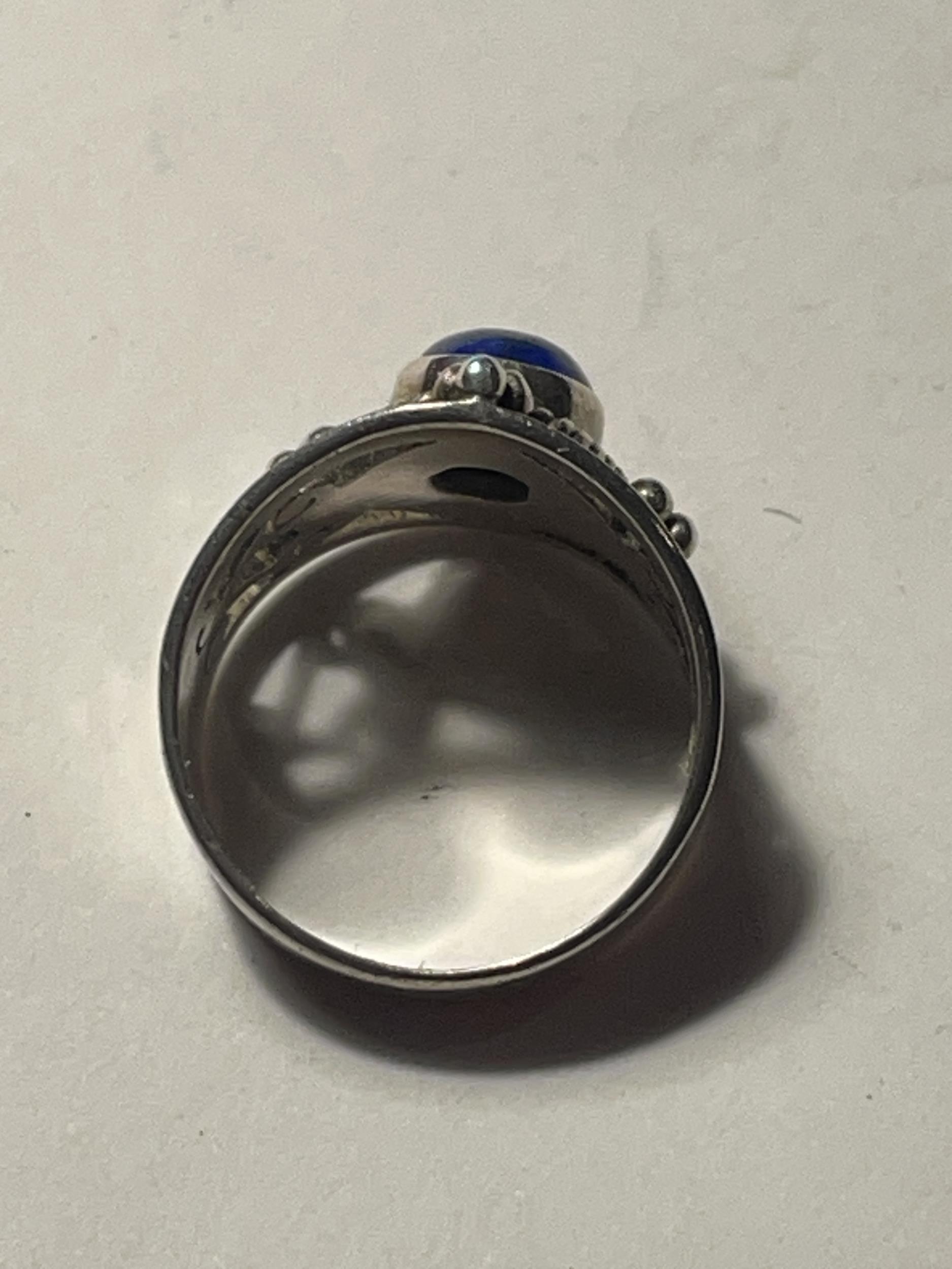 A SILVER DRESS RING WITH A BLUE CENTRE STONE IN A PRESENTATION BOX - Image 4 of 4