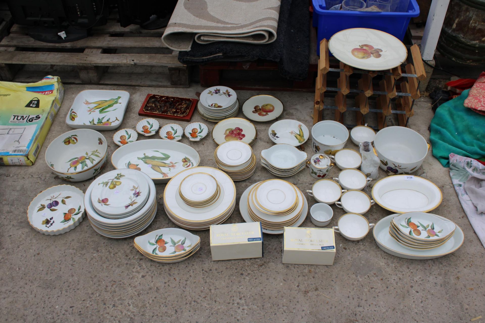 A LARGE QUANTITY OF ROYAL WORCESTER CERAMICS TO INCLUDE EVESHAM WARE ETC