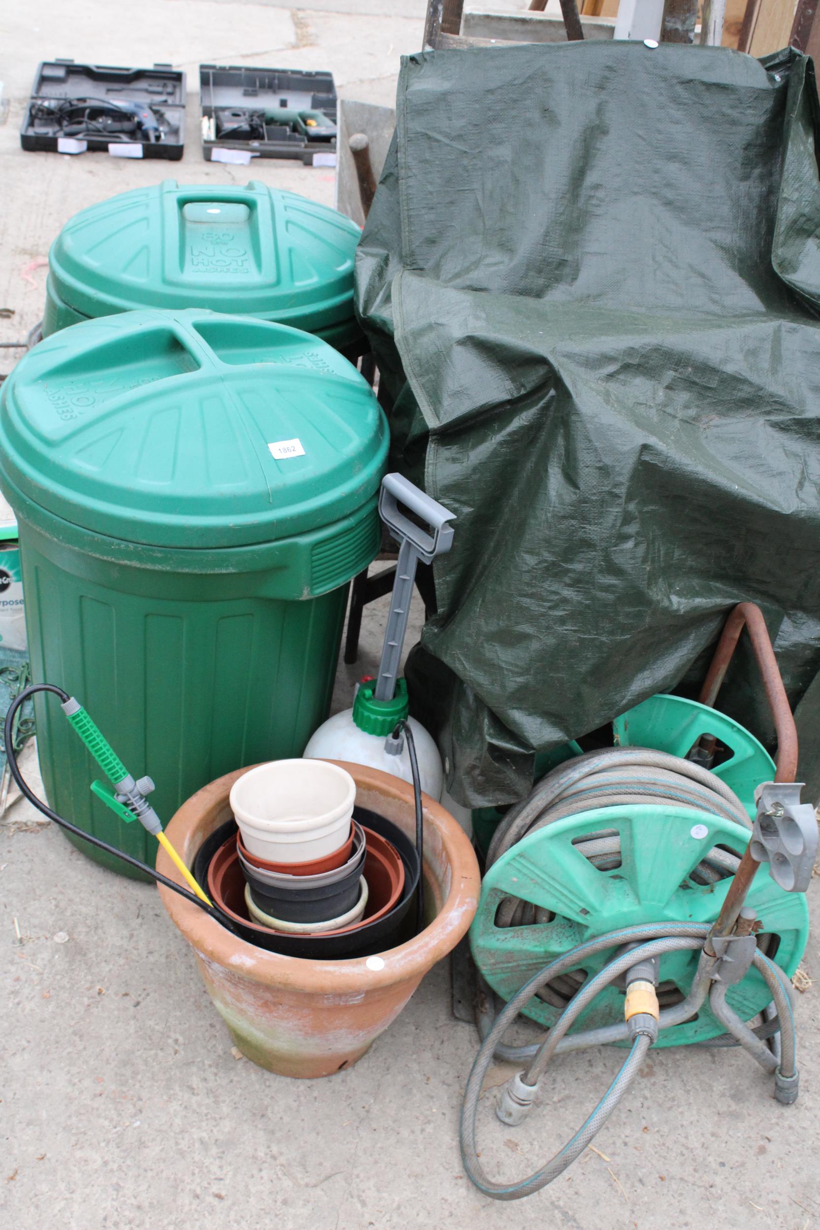 AN ASSORTMENT OF GARDEN ITEMS TO INCLUDE PLANT POTS, A HOSE REEL AND A WOODEN STEP LADDER ETC - Image 2 of 3