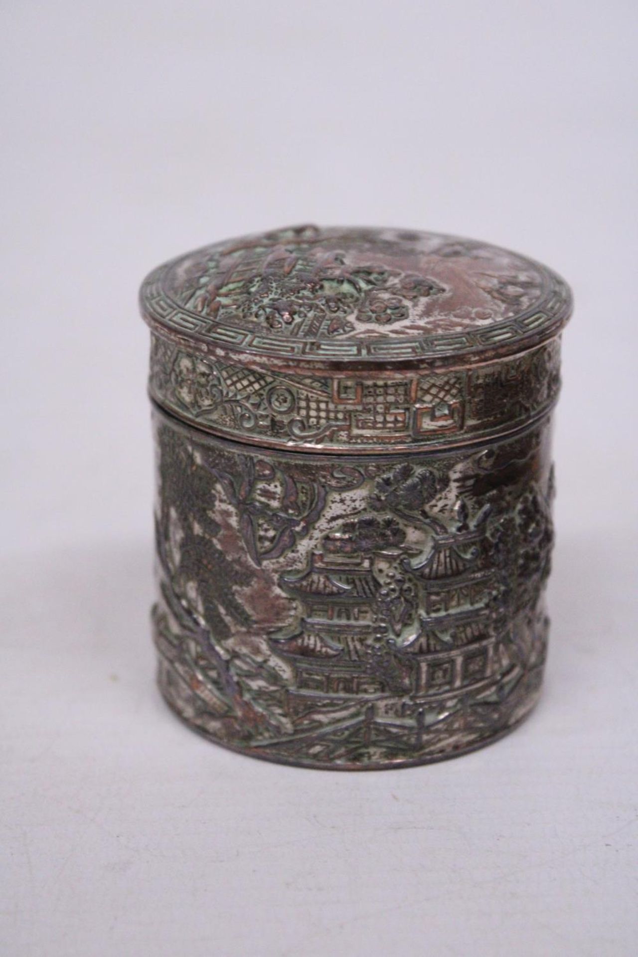 A VINTAGE (POSSIBLY BRONZE) ORIENTAL ASHTRAY WITH DRAGON DESIGN TOGETHER WITH A WHITE METAL LIDDED - Image 3 of 6