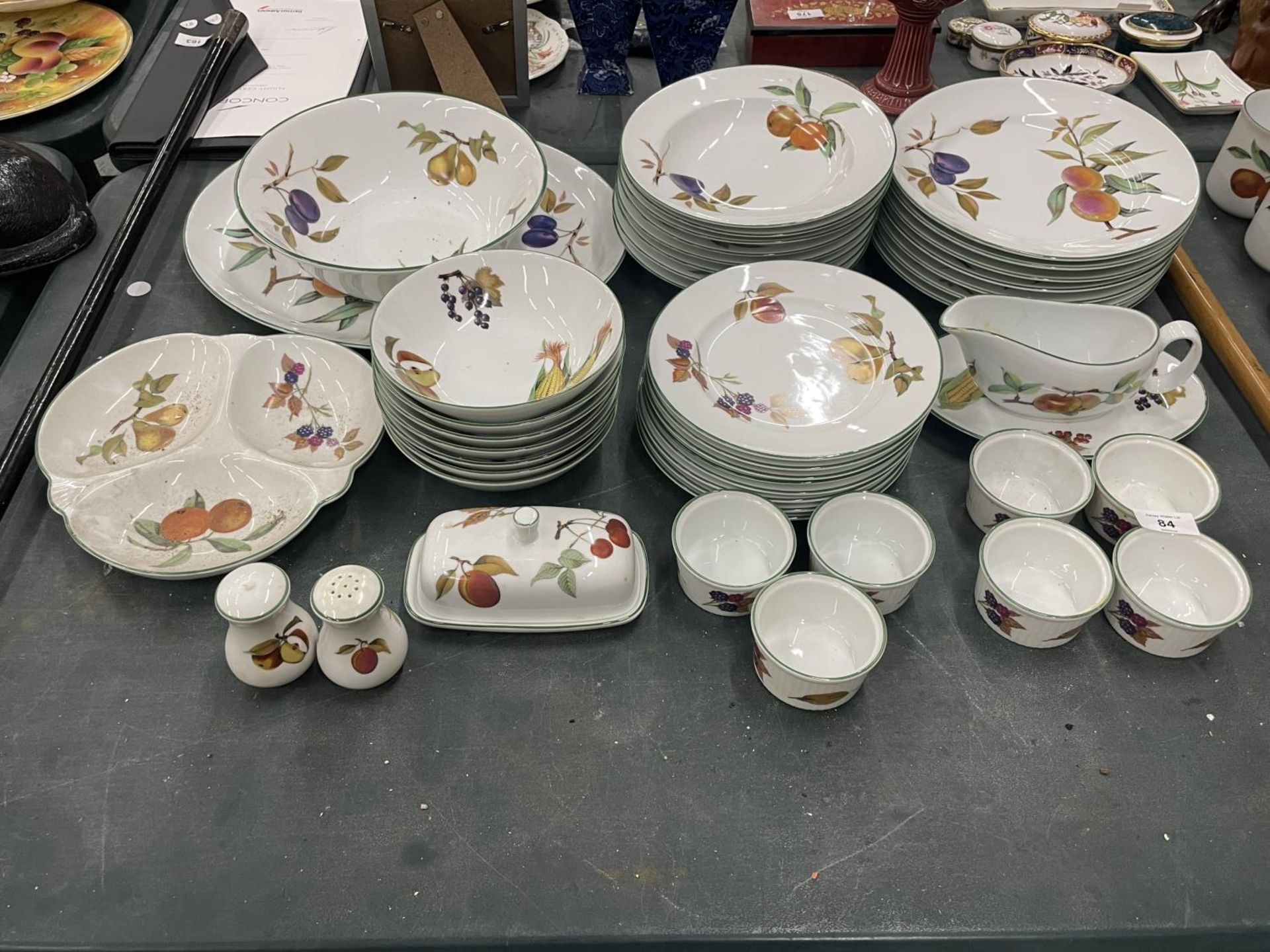 A COLLECTION OR ROYAL WORCESTER EVESHAM DINNERWARE TO INCLUDE PLATES, SIDE PLATES, BOWLS, - Image 2 of 8