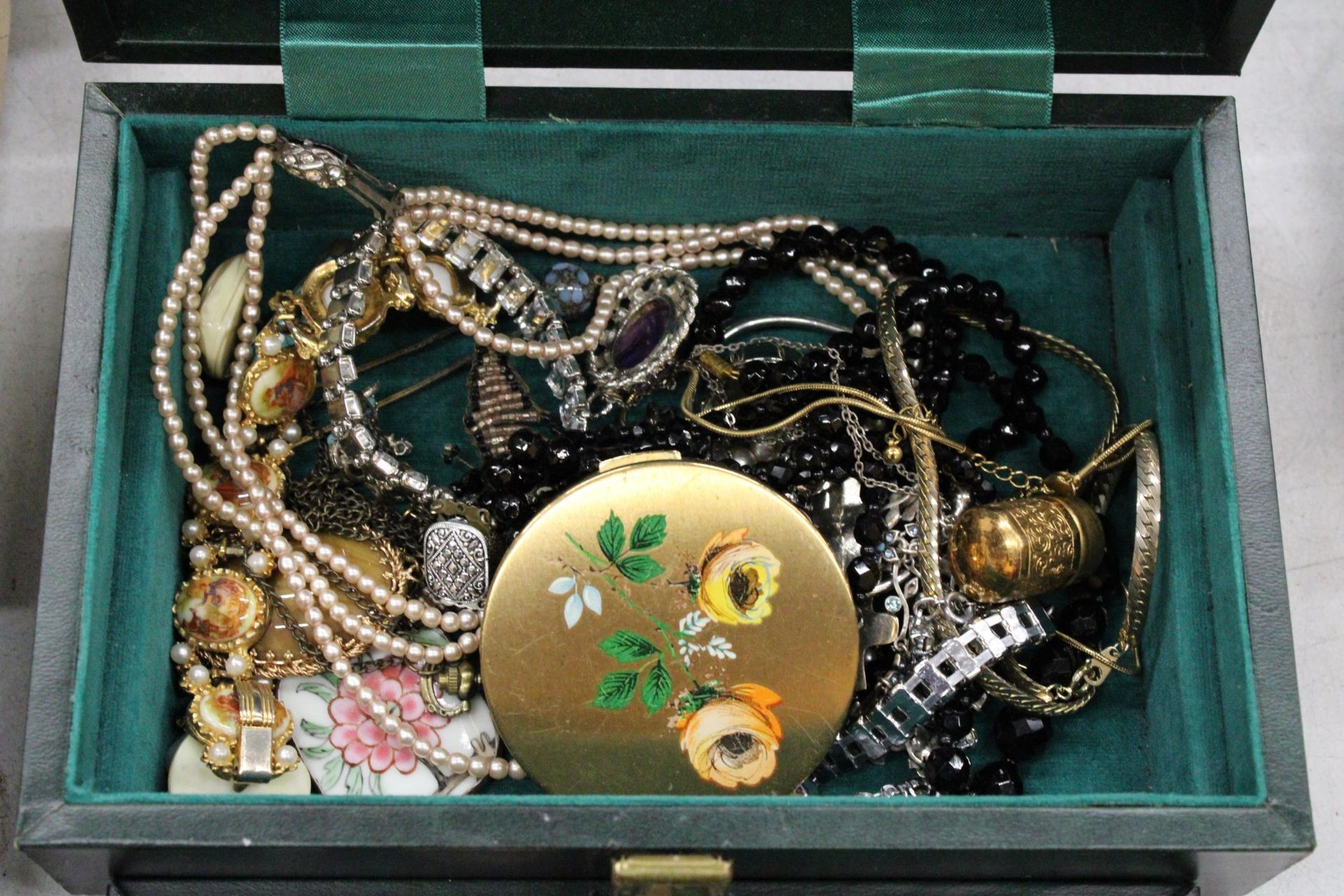 A QUANTITY OF VINTAGE AND MODERN COSTUME JEWELLERY TO INCLUDE A HALLMARKED SILVER RING, CHAINS, - Image 2 of 8
