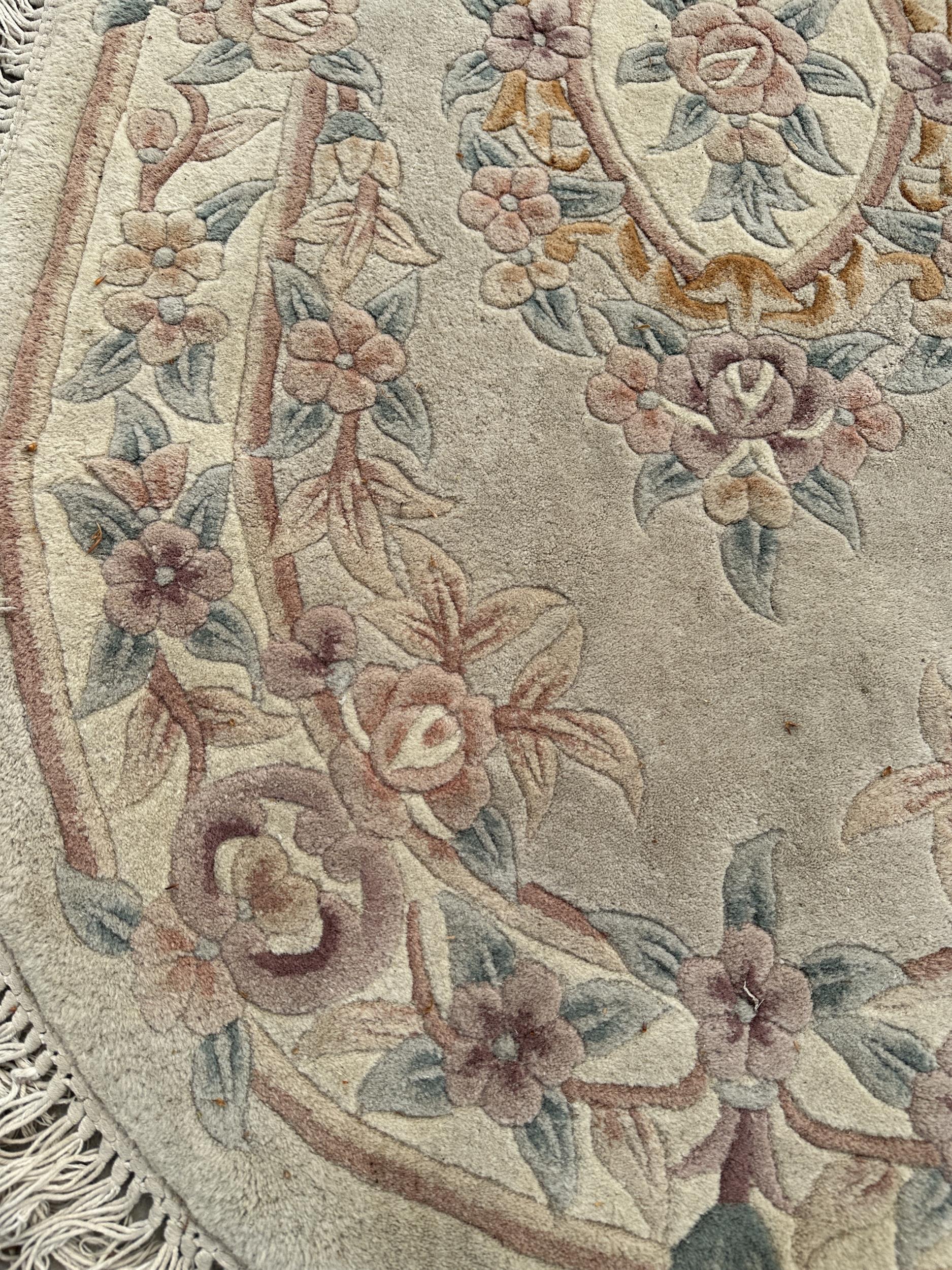 AN OVAL PEACH PATTERNED FRINGED RUG - Image 2 of 2