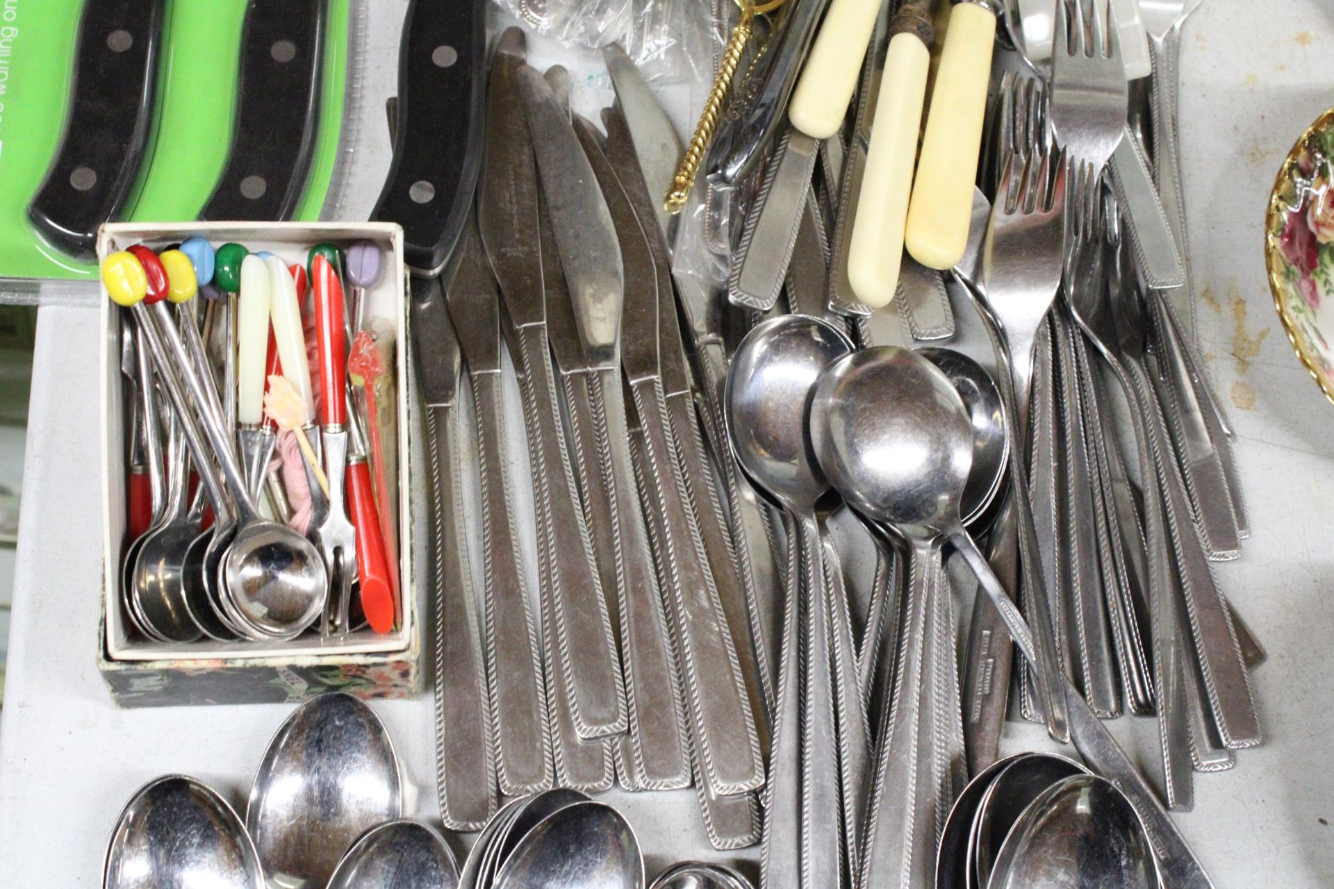 A LARGE QUANTITY OF FLATWARE TO INCLUDE A THREE PIECE KNIFE SET - Image 3 of 6