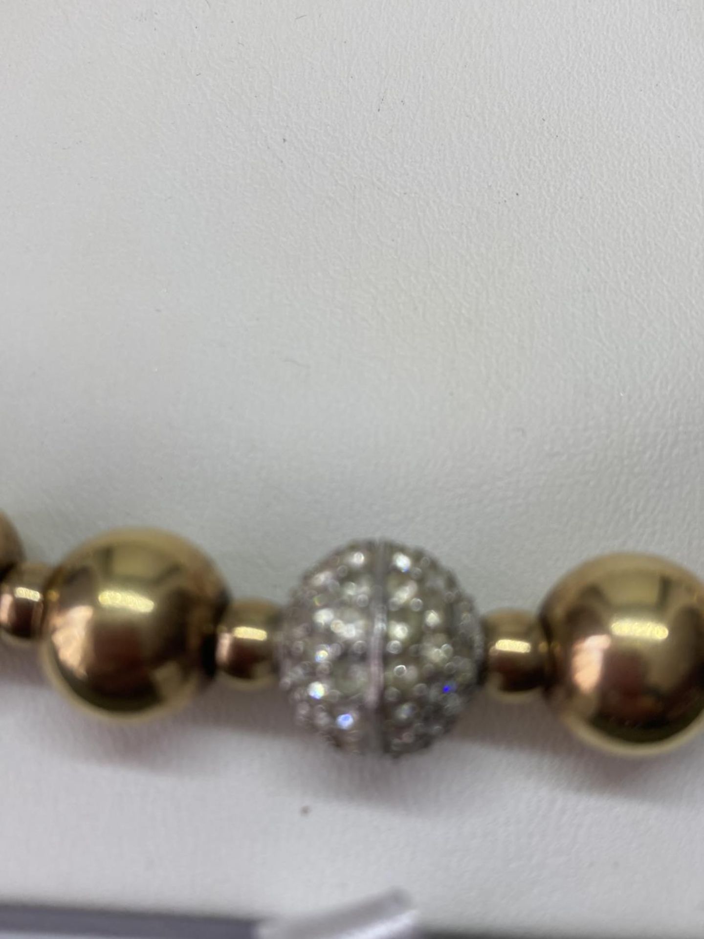 A 1980'S SILVER GILT SPHERE NECKLACE WITH DIAMANTE BALL IN A PRESENTATION BOX - Image 6 of 10