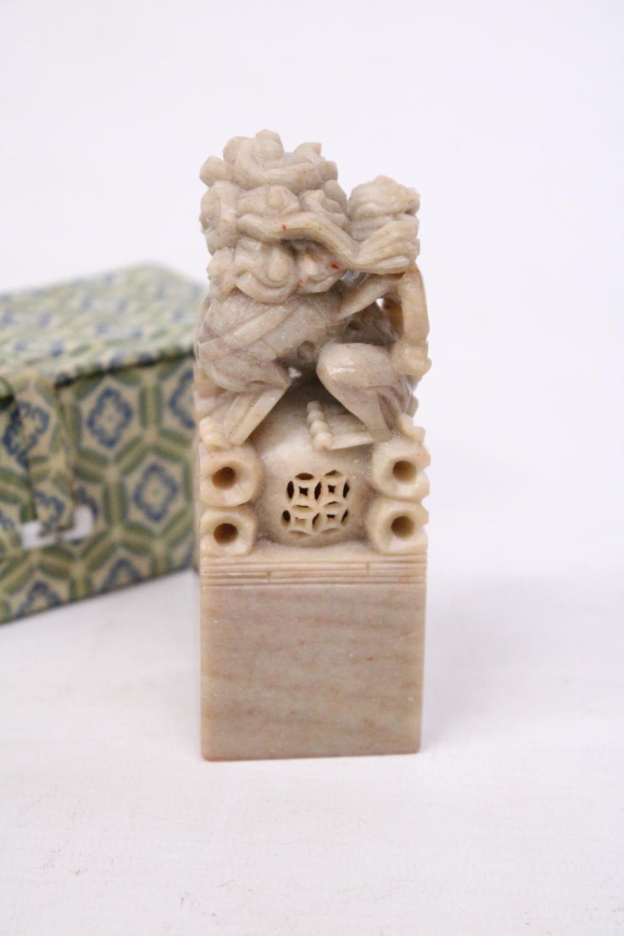 A CHINESE HAND CARVED SOAPSTONE FOO DOG SEAL - Bild 5 aus 6