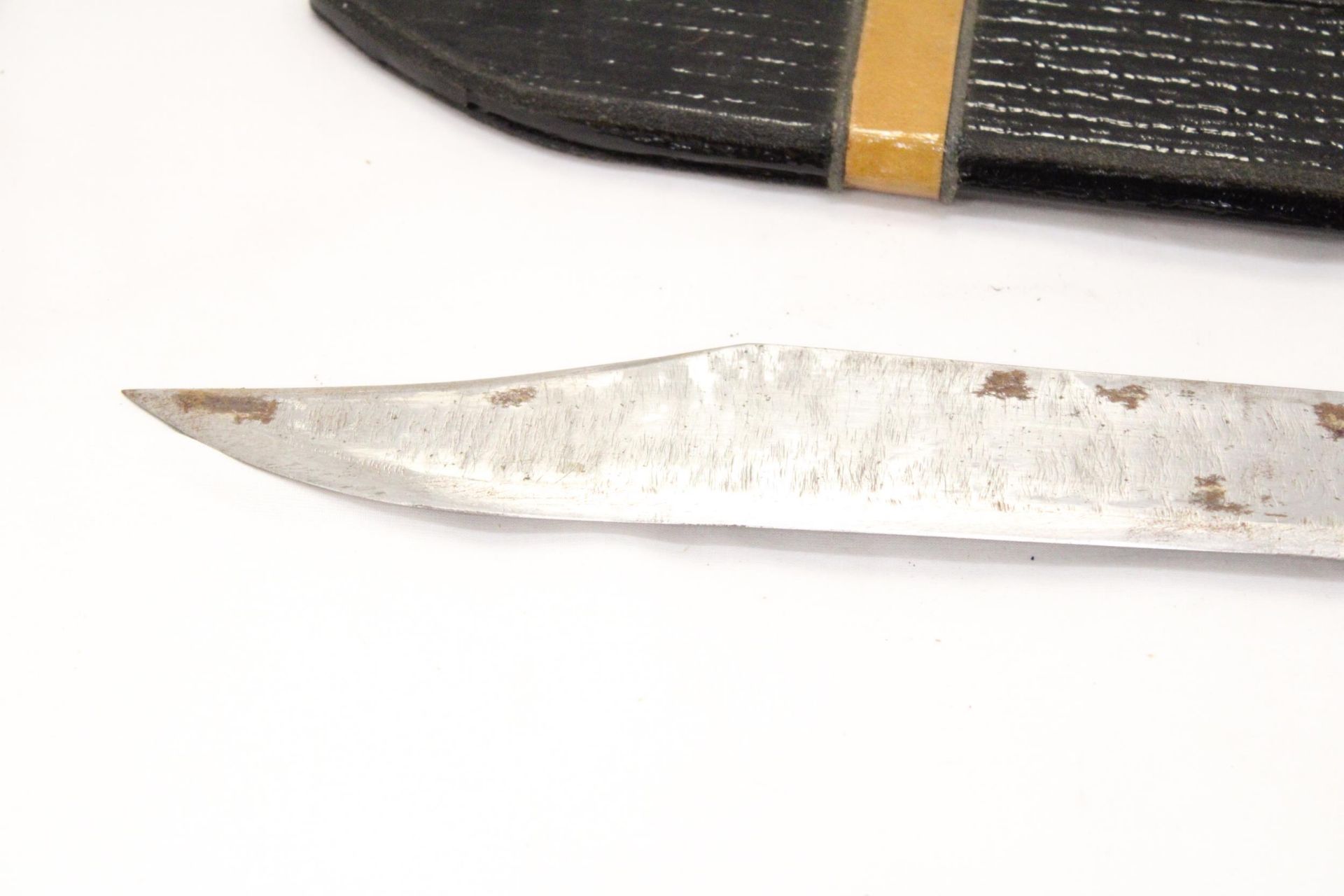 A BOWIE KNIFE IN SHEATH - APPROXIMATELY 40CM LONG - Image 3 of 4