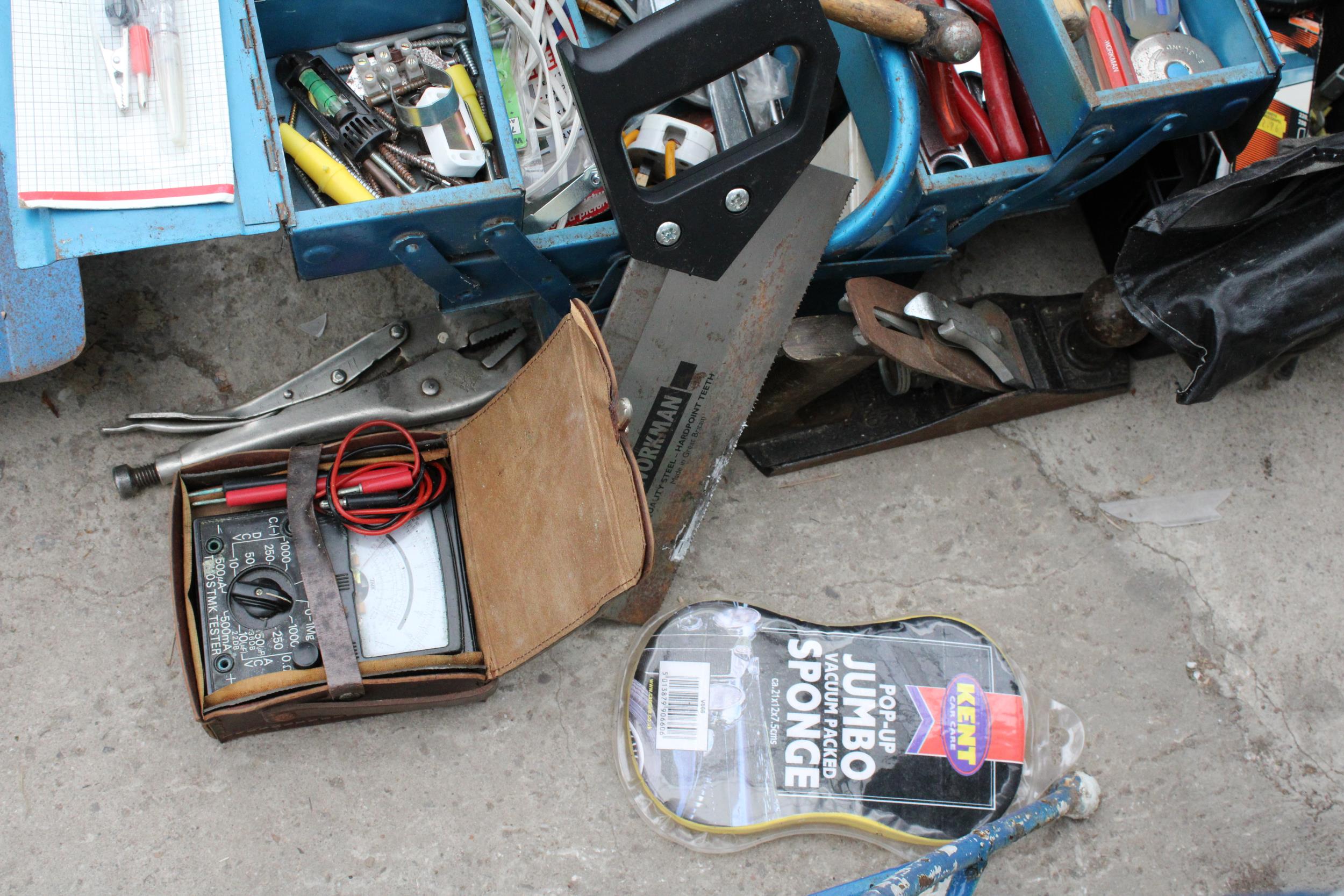 FOUR VARIOUS TOOL BOXES WITH AN ASSORTMENT OF TOOLS TO INCLUDE SCREW DRIVERS, SPANNERS AND A WOOD - Image 5 of 5