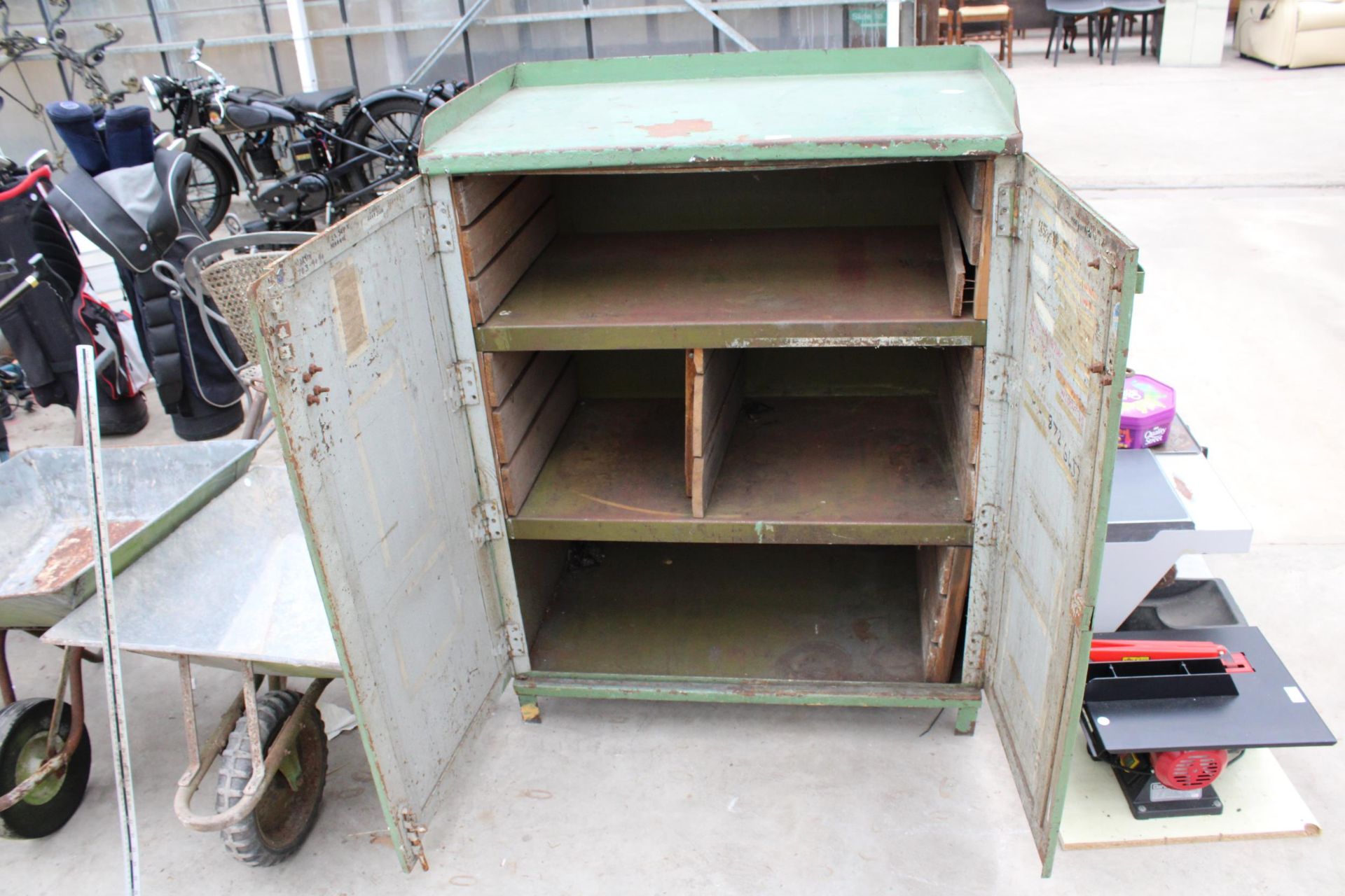 AN INDUSTRIAL METAL TWO DOOR WORKSHOP CUPBOARD - Image 3 of 3