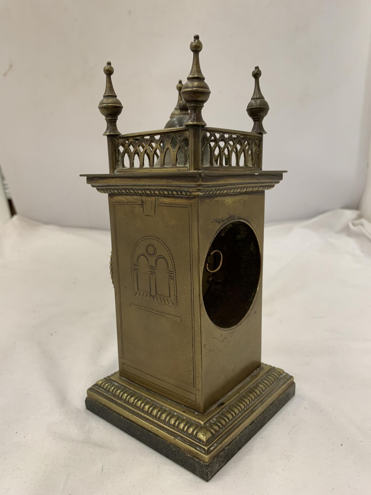 A VINTAGE BRASS MANTEL CLOCK ON A MARBLE BASE, WITH FOUR SPIRES TO THE TOP. WORKING WHEN - Bild 7 aus 9