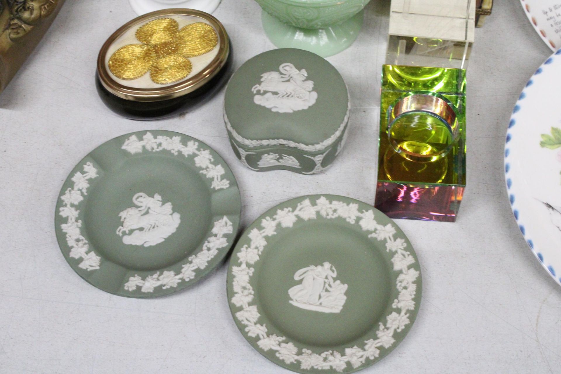 A MIXED LOT TO INCLUDE THREE PIECES OF GREEN WEDGWOOD JASPERWARE, DANBURY MINT 'BIRD WATCHER'S - Image 5 of 6