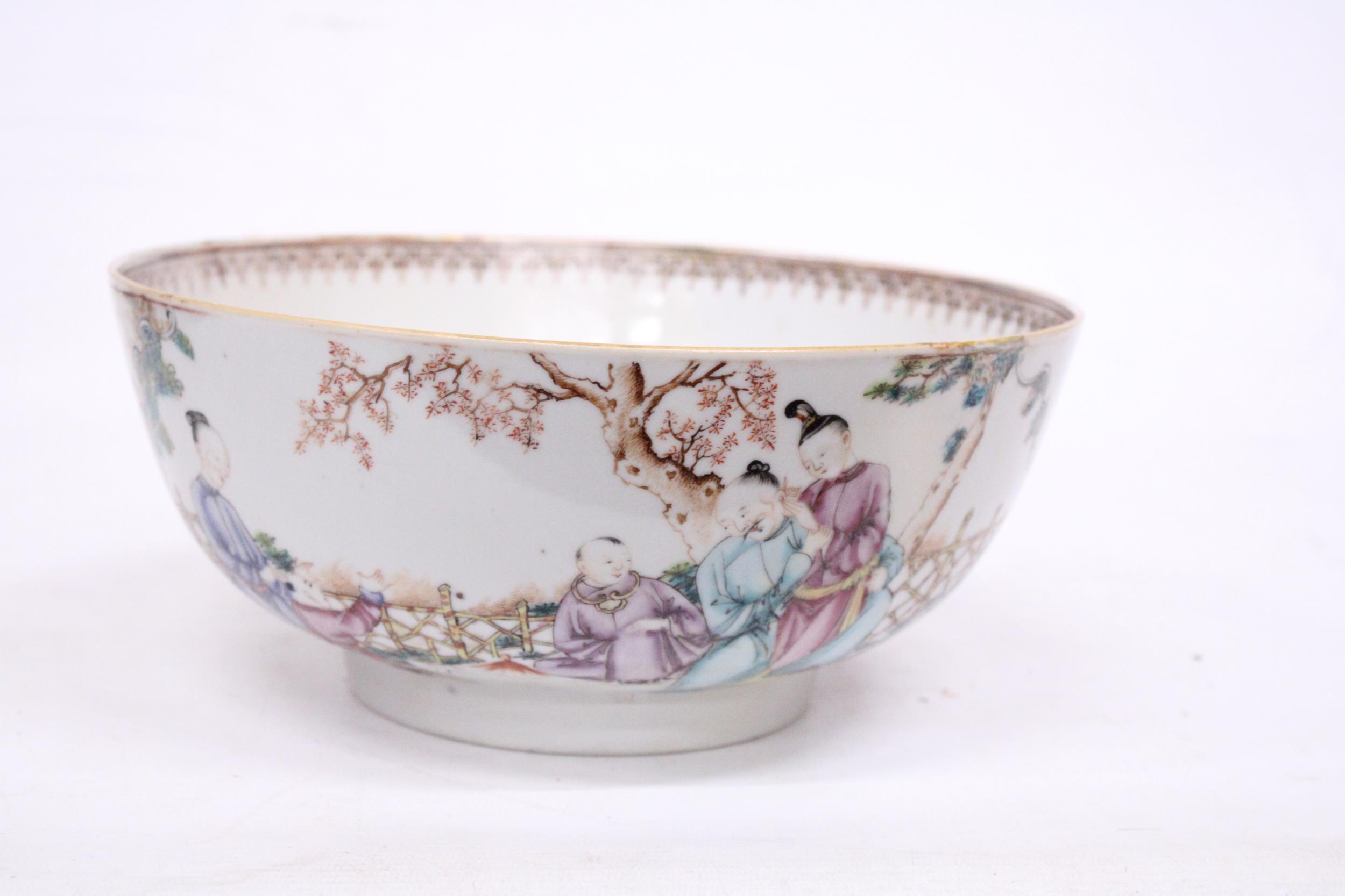 A CHINESE EXPORT FIGURAL DESIGN FOOTED BOWL - 11 CM (H) - 25.5 (D) - Image 3 of 7