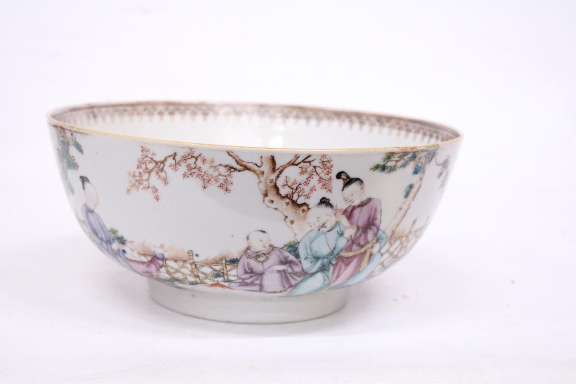 A CHINESE EXPORT FIGURAL DESIGN FOOTED BOWL - 11 CM (H) - 25.5 (D) - Image 3 of 7