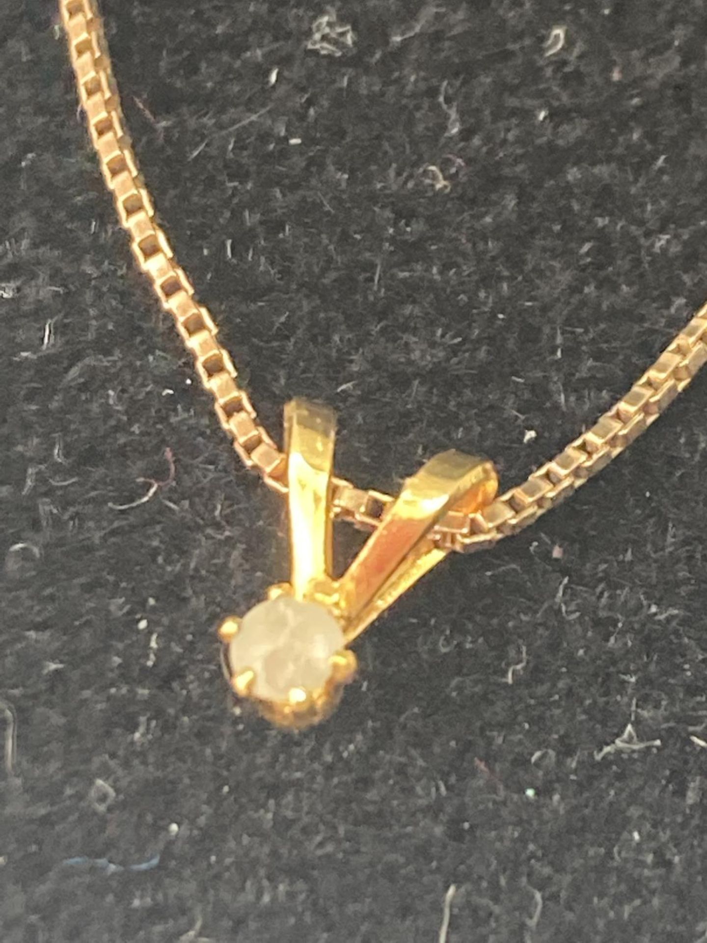 A 9 CARAT GOLD NECKLACE WITH A 9 CARAT GOLD AND DIAMOND PENDANT IN A PRESENTATION BOX - Image 3 of 10